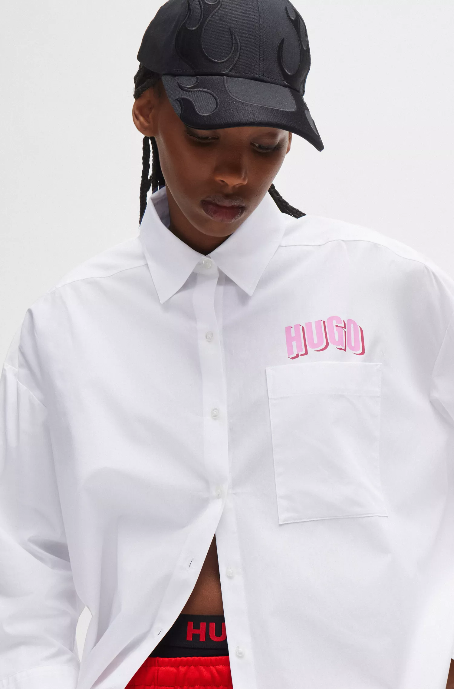 Blusa HUGO vermelha de modelagem ampla em lona de algodão com logo da estação.