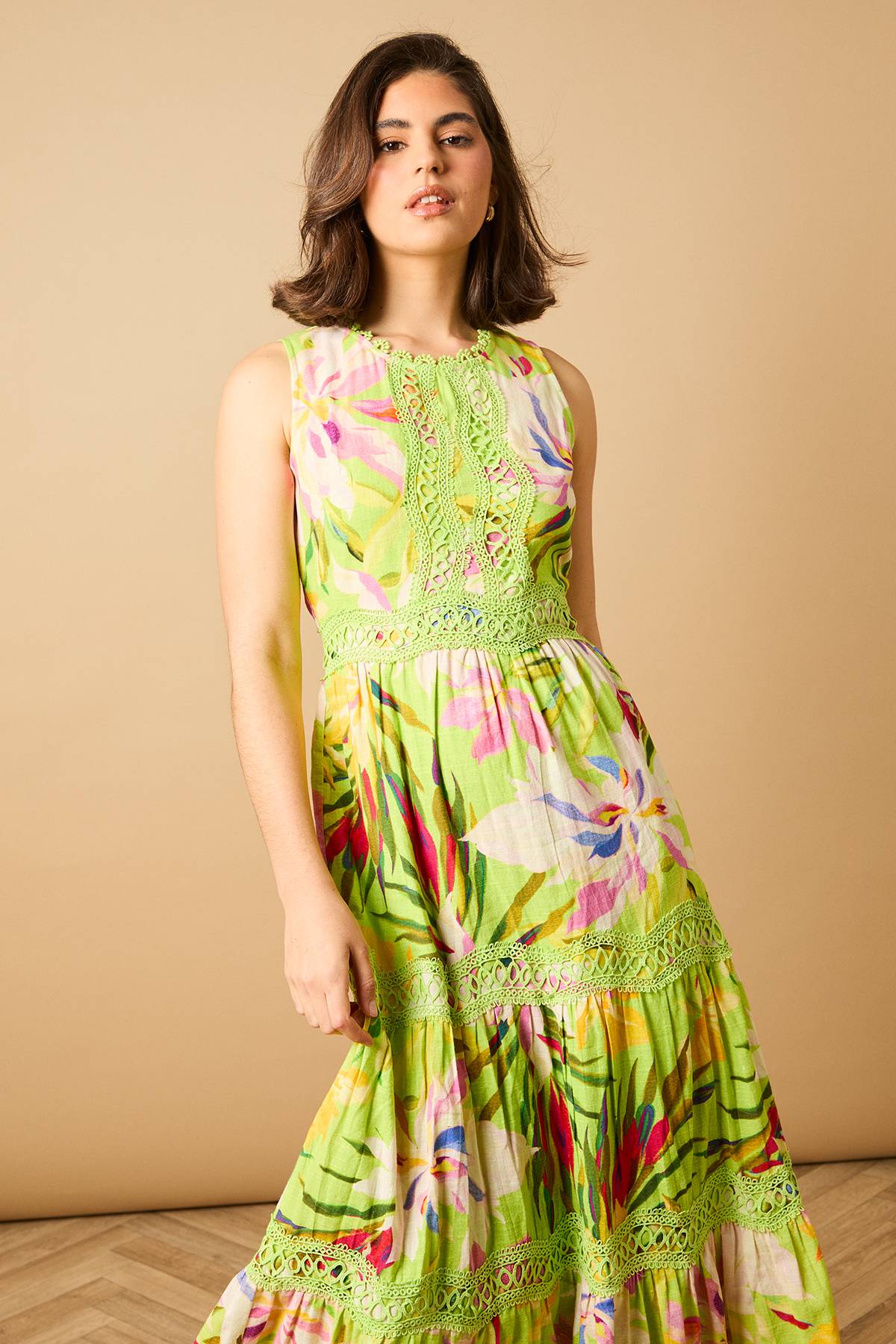 Oasis Robe Maxi Étagée à Détails en Dentelle Imprimée avec Décolleté Goutte d'Eau