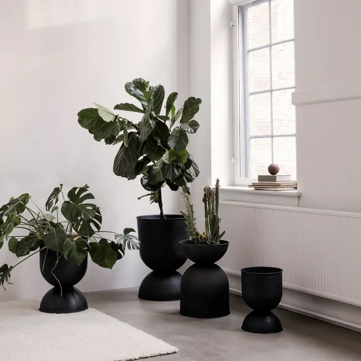 Ferm Living - Hourglass Blumentopf medium, Ø 41 x H 59 cm, schwarz / dunkelgrau