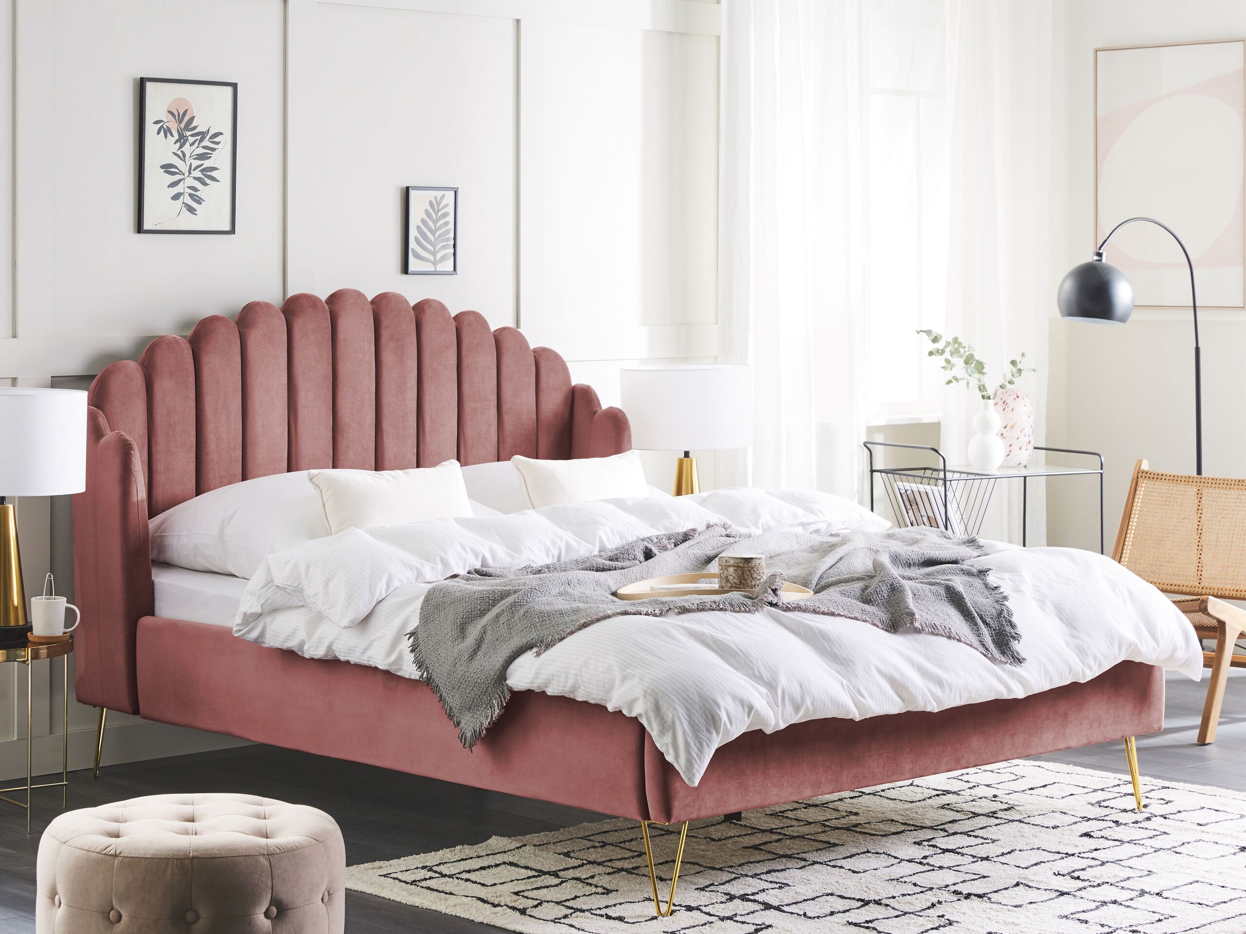 Beliani - AMBILLOU  - Tweepersoonsbed - Roze - 160 x 200 cm - Fluweel