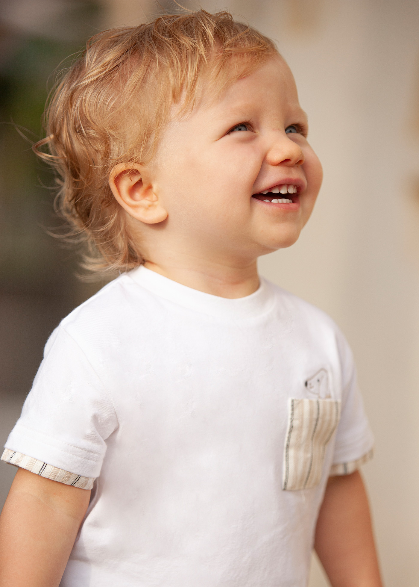 Camiseta infantil de manga curta com bordado em algodão.