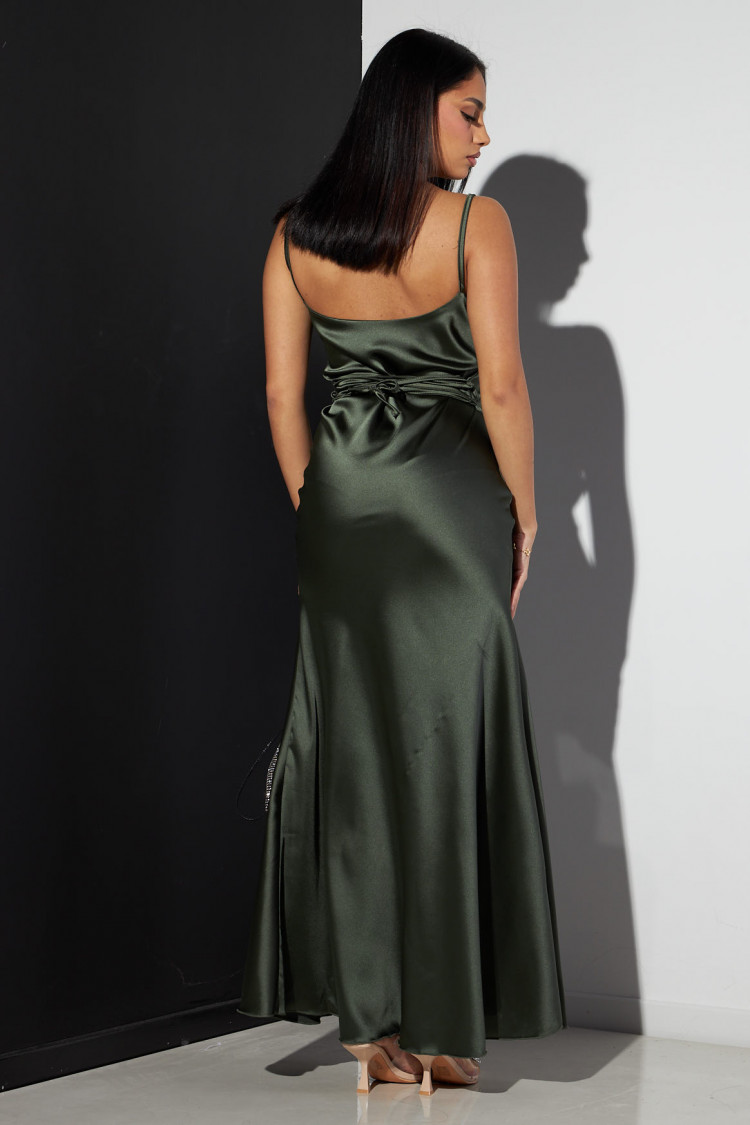 Robe kaki à ficelle ajustable dans le dos