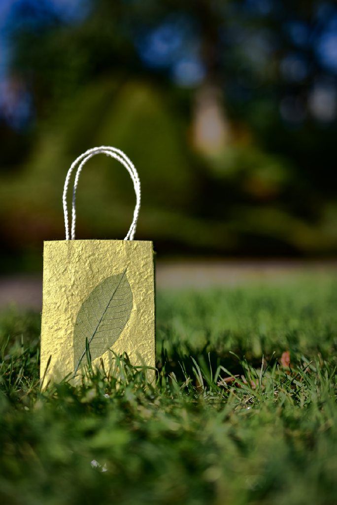 Tasche aus handgeschöpftem Papier, grün, L 11,5 cm, B 5 cm, H 16 cm günstig bestellen