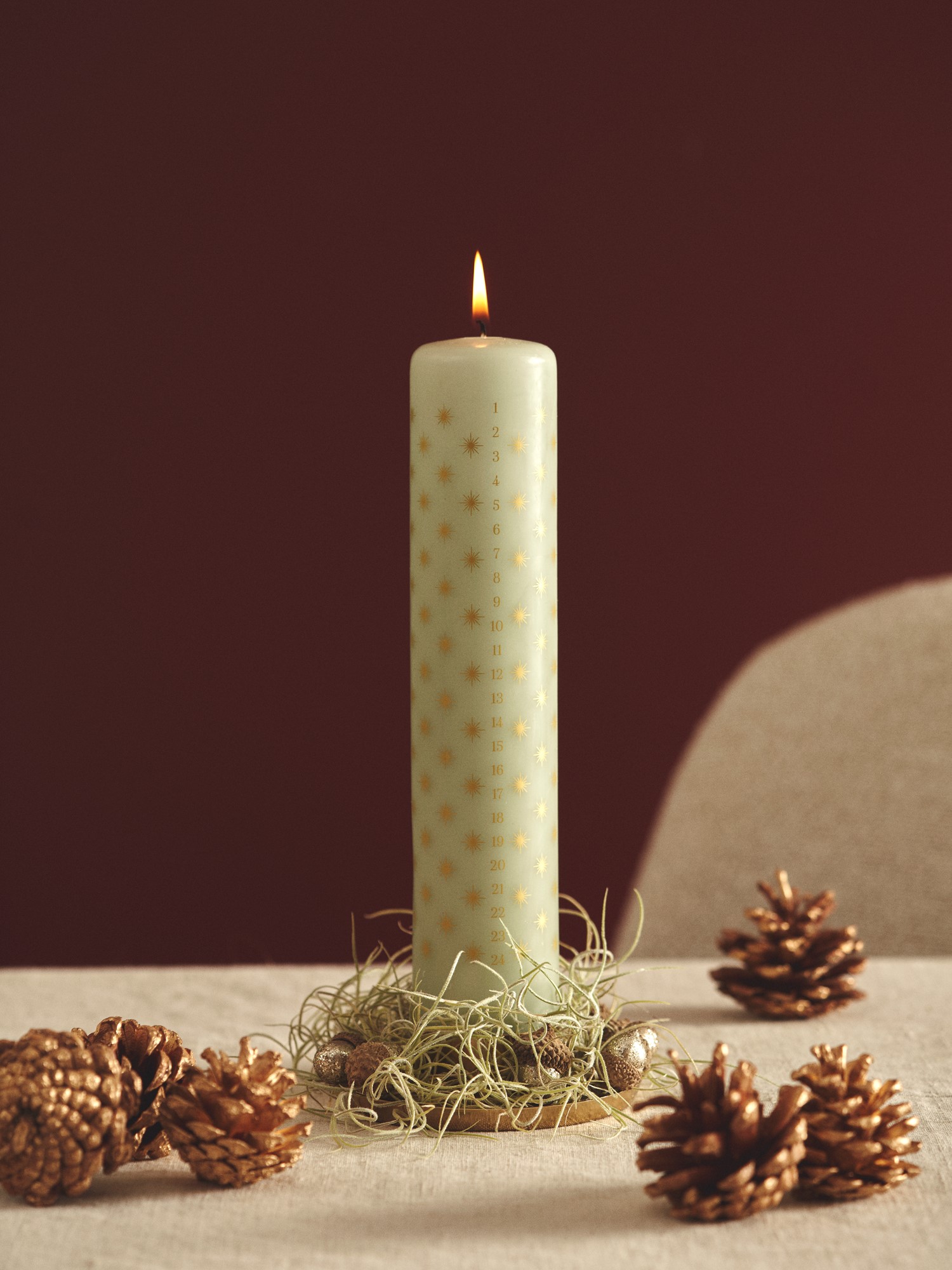 Kalenderlys 25 cm | Paraffinvoks/bomuld. Ø5 x 25 cm.  /- 60 timer.  | Dusty Green, Gold