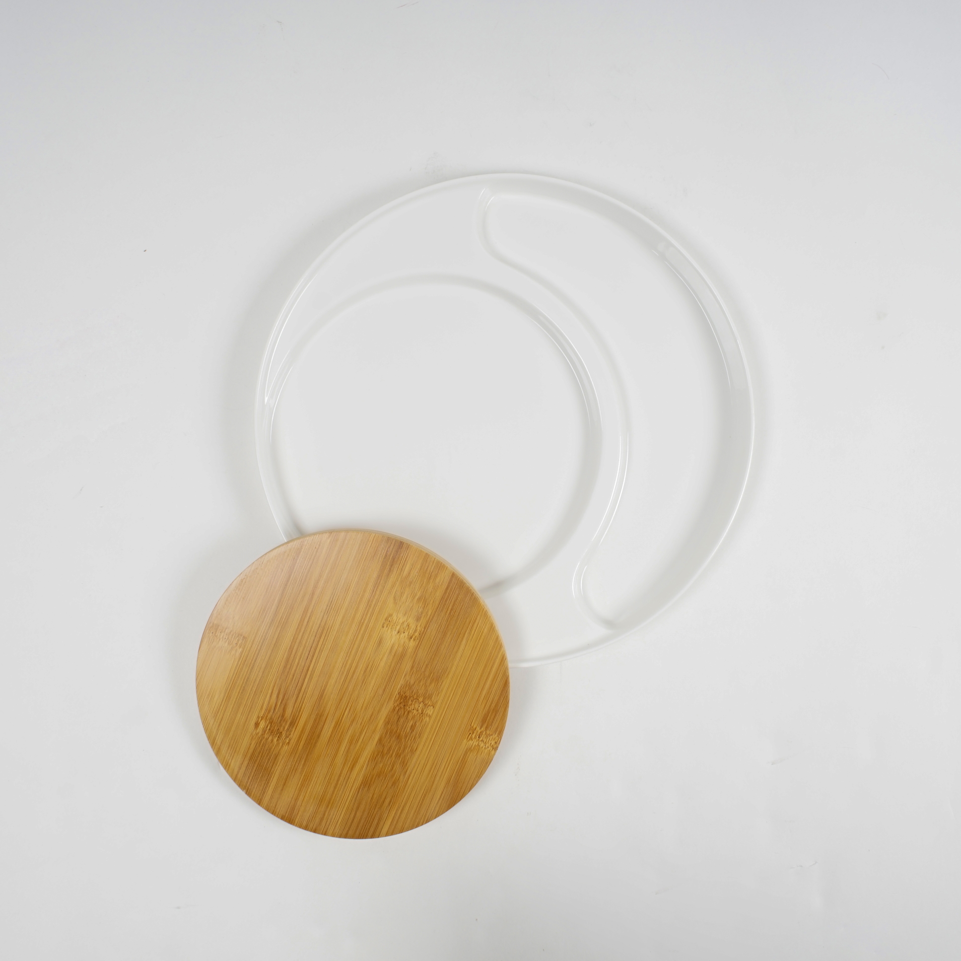 Tellerset 'Rondo', mit Bambusplatte, weiß, Ø 28 cm, H 2 cm zu 16,80