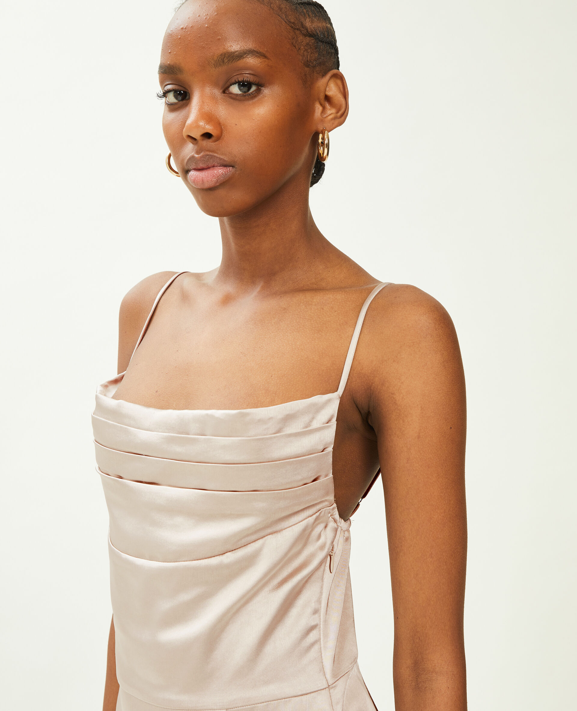 Robe longue tissu satiné encolure bénitier - Écru