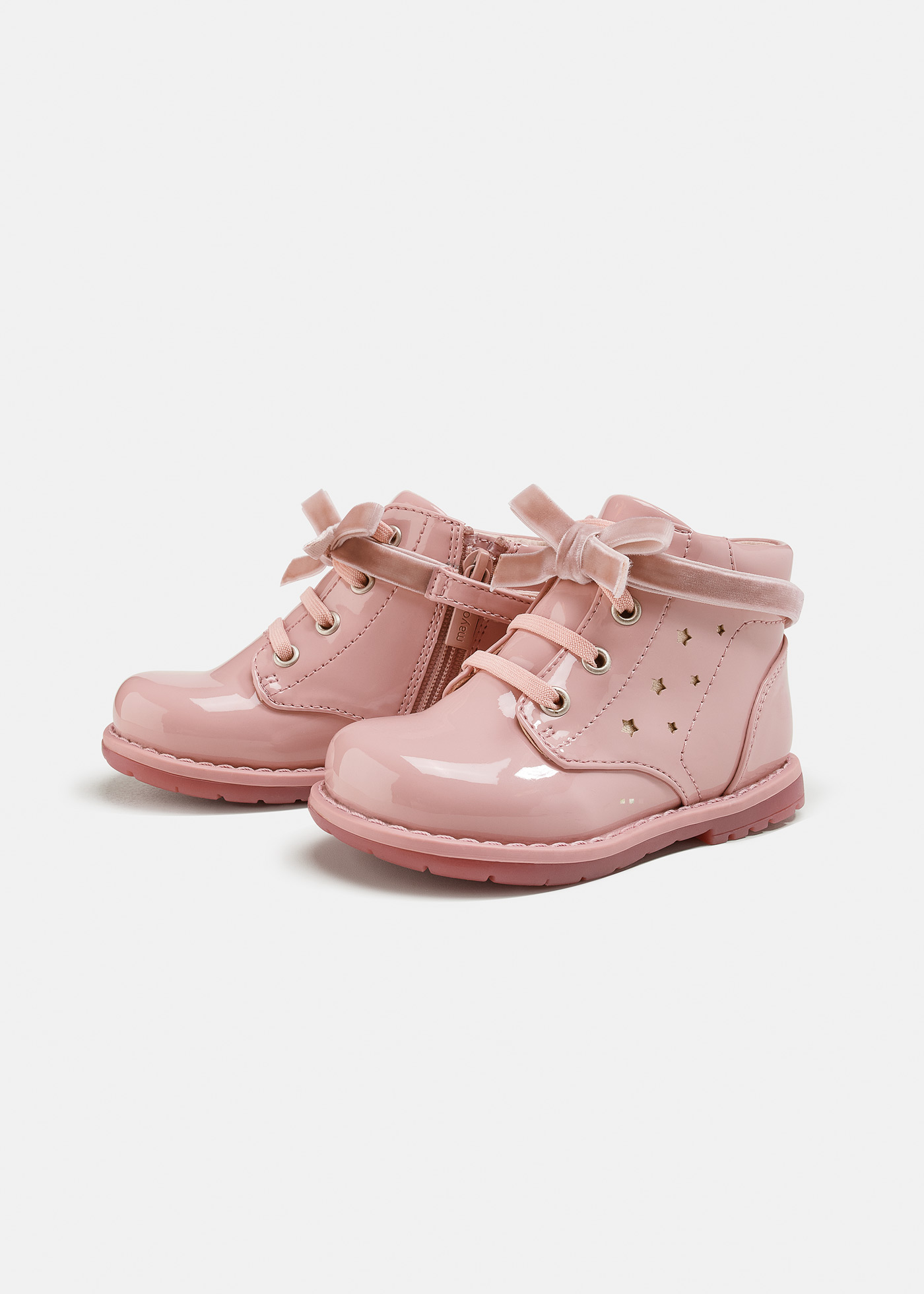 Botinhas de cano curto em verniz com palmilha de couro sustentável para bebês