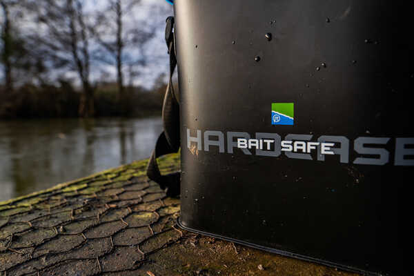 Coffre à appâts Preston Hardcase (inclus 4 récipients à appâts)