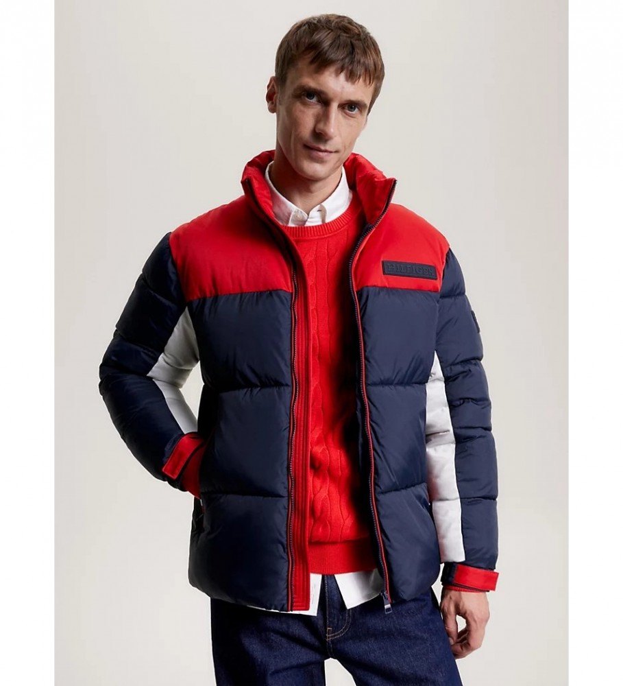 Jaqueta Tommy Hilfiger New York Warm, azul marinho e vermelho reciclados.