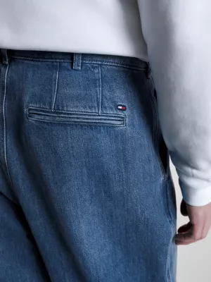 Calça jeans com barra dobrada e estilo descontraído