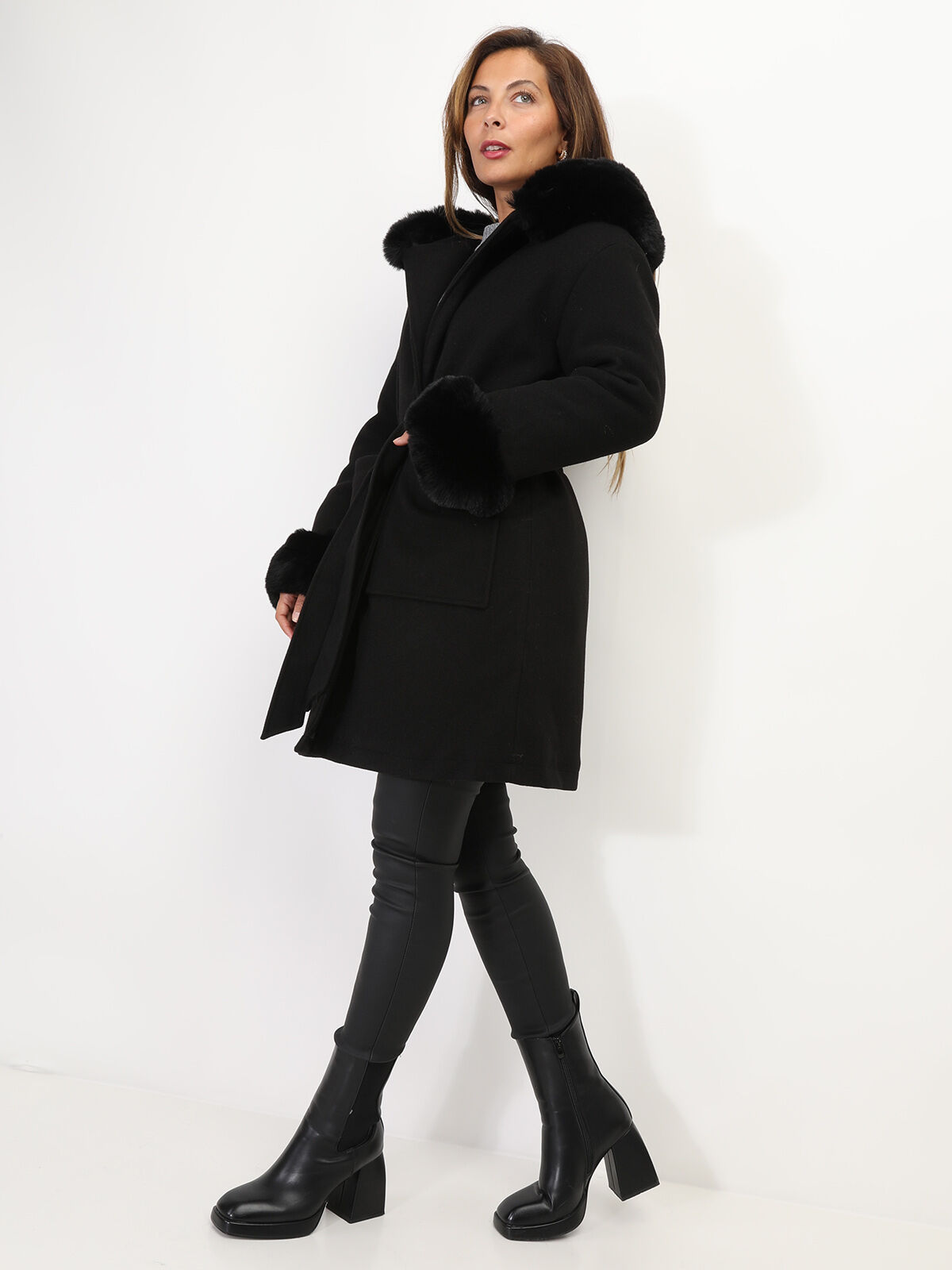 Manteau à capuche et manches fourrées- Noir
