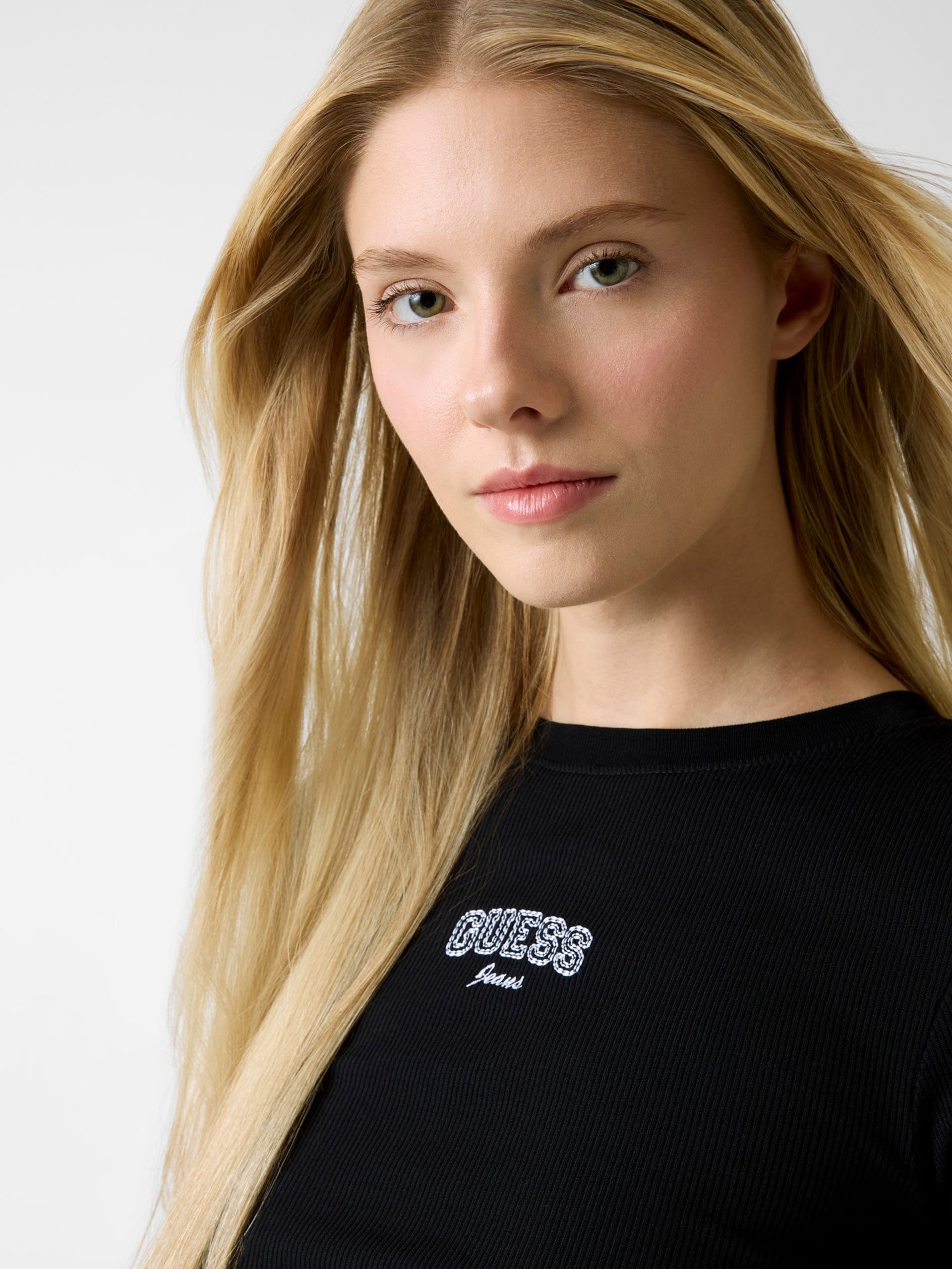 Camiseta com logotipo bordado