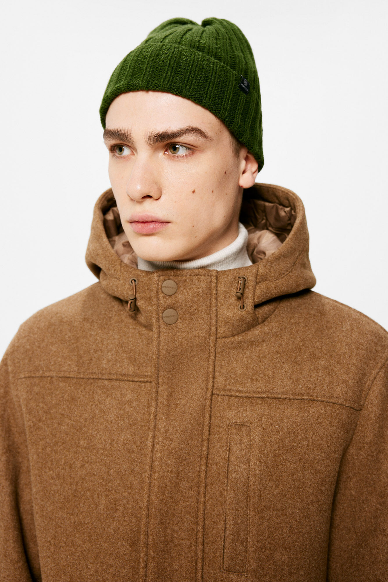 Parka com efeito lã e capuz.