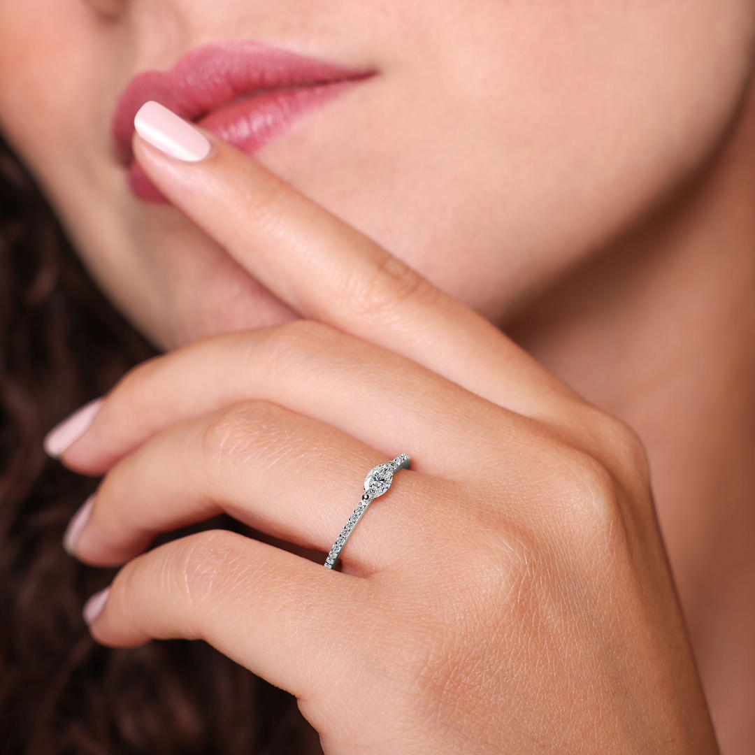 0.31 Karat Marquise Solitärring 750/18 K Weissgold mit Seitensteinen