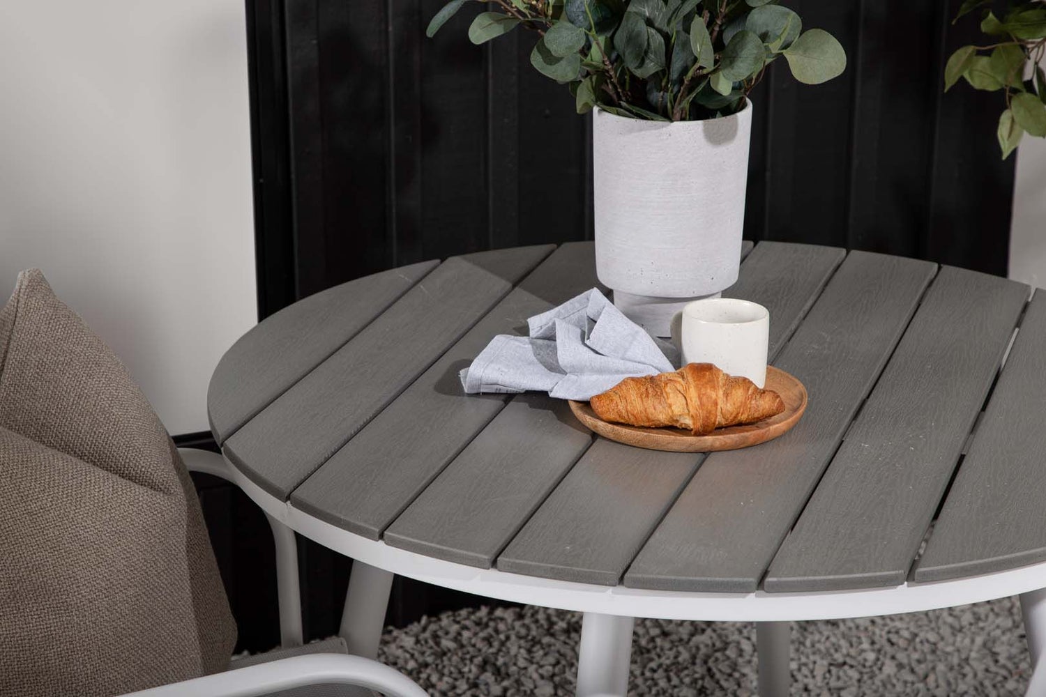 Tuinset Break: tafel Ø90cm grijs, 2 Santorini stoelen wit. 90 x 90 x 74 cm