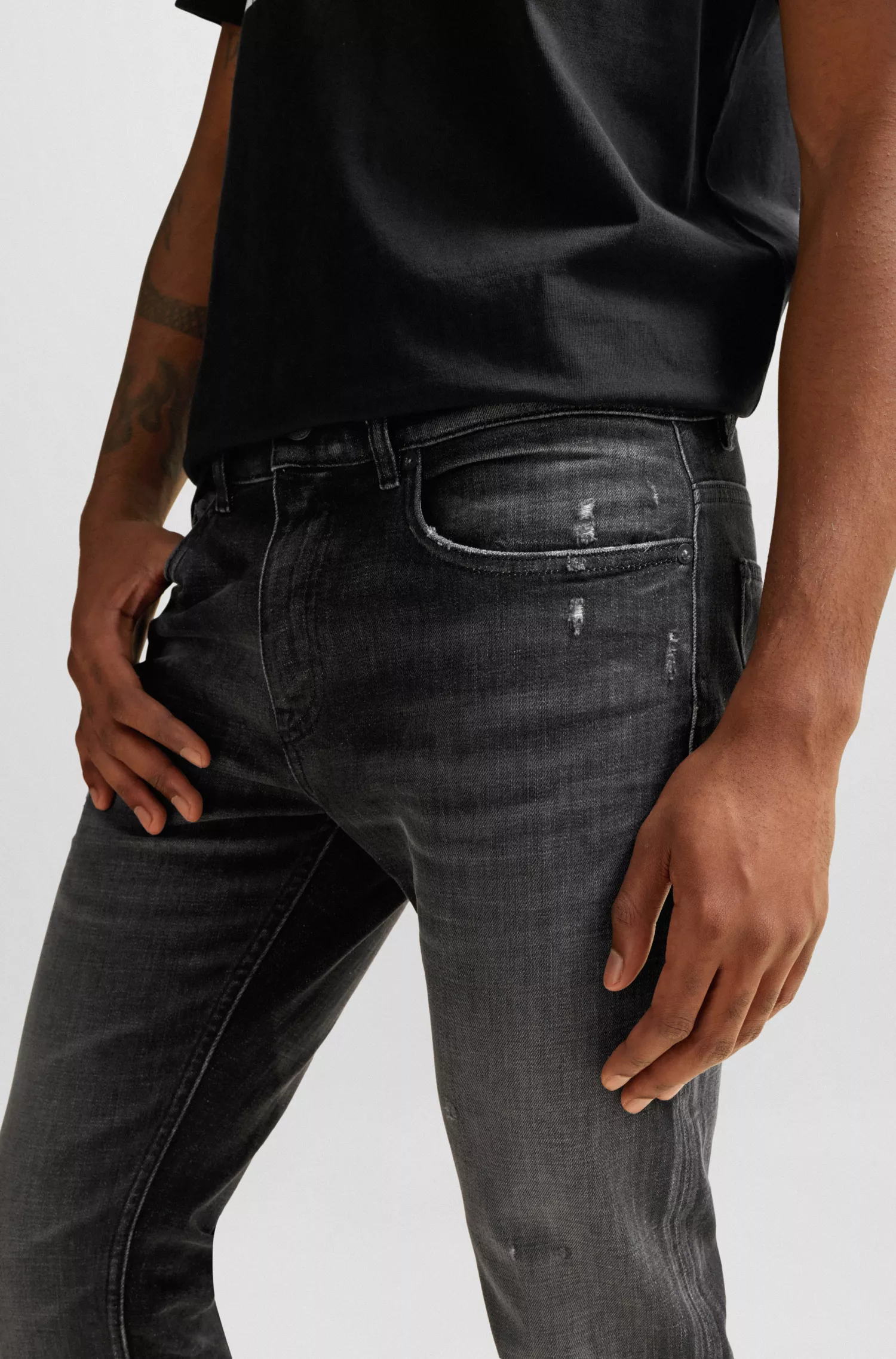 Calça jeans BOSS laranja, corte slim, em denim stretch preto.