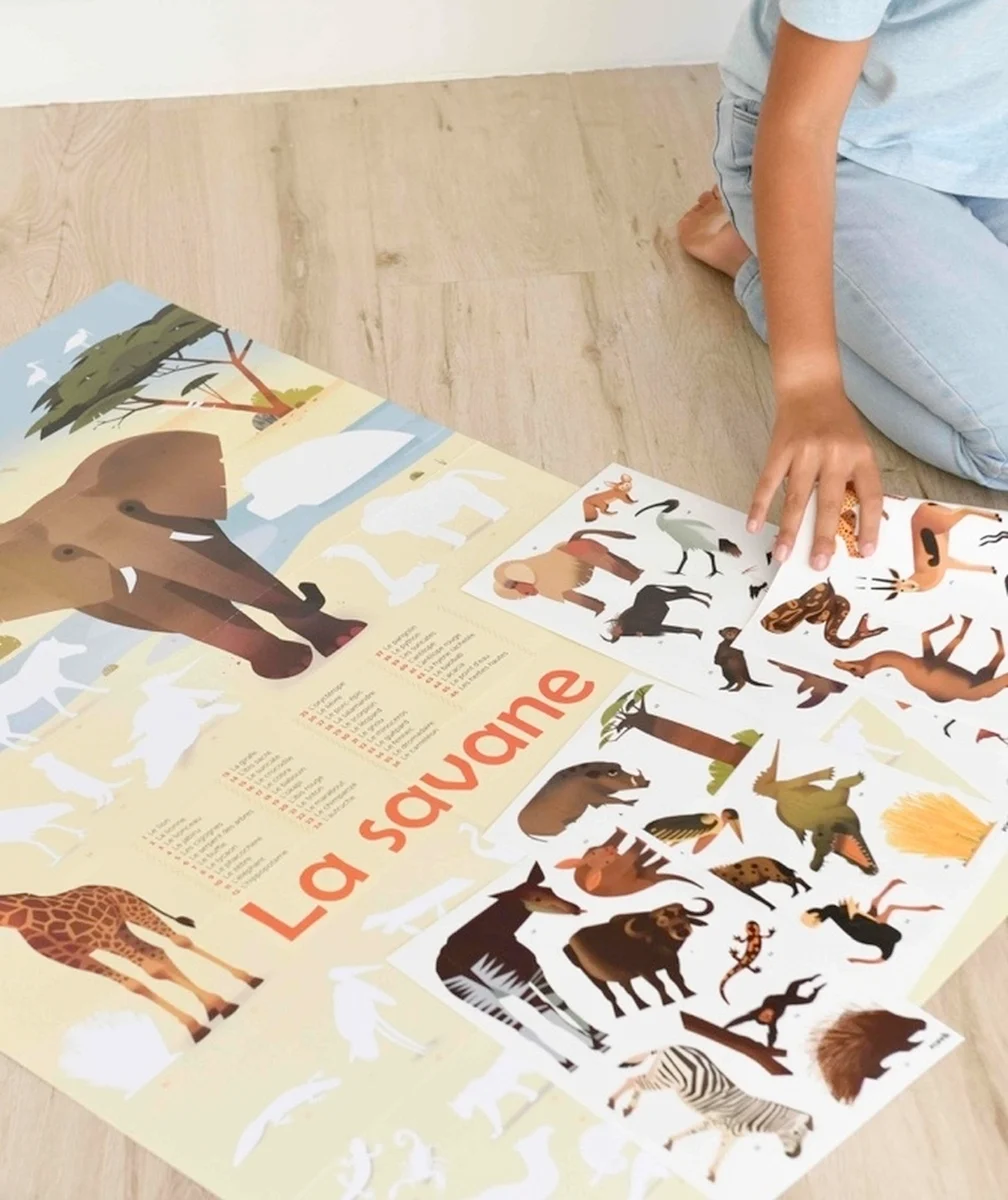POPPIKPOSTER ÉDUCATIF AVEC 64 STICKERS UNIVERS SAVANE