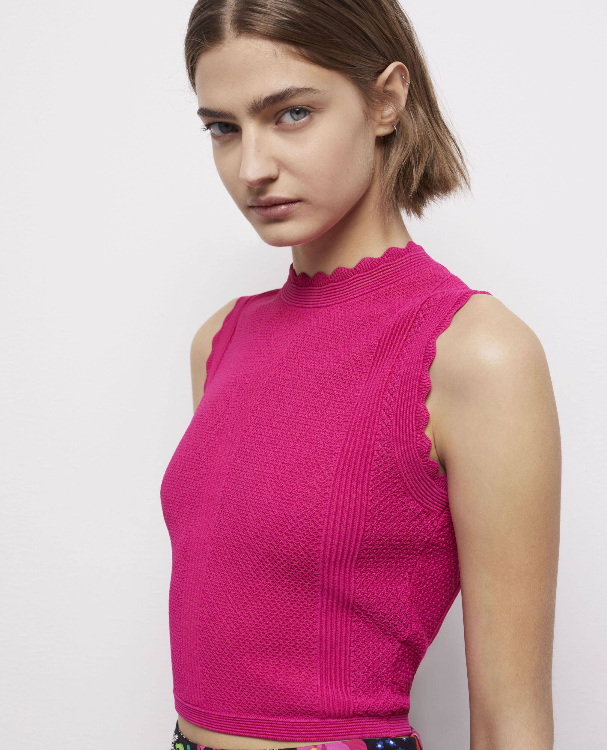Top rose court en maille ajourée
