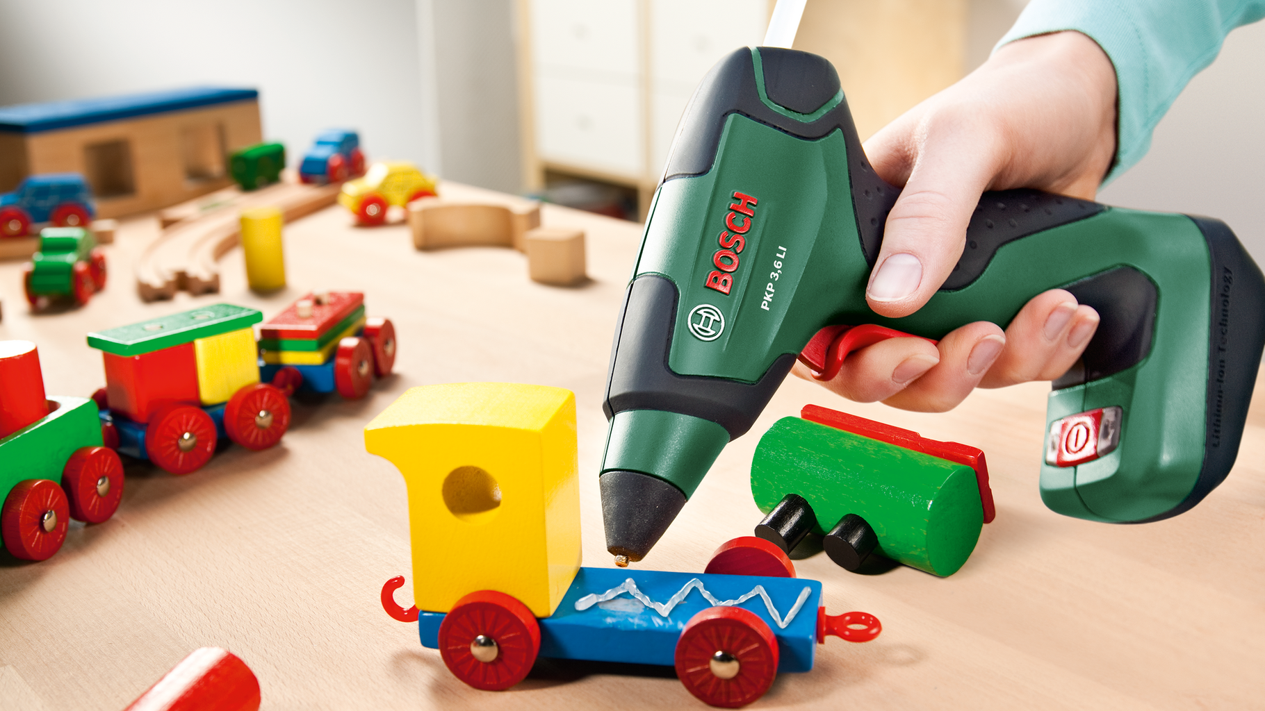 Bosch Home & Garden  Heißklebepistole PKP 3,6 LI, 3,6V    Kabellose, schnell aufheizbare Klebepistole