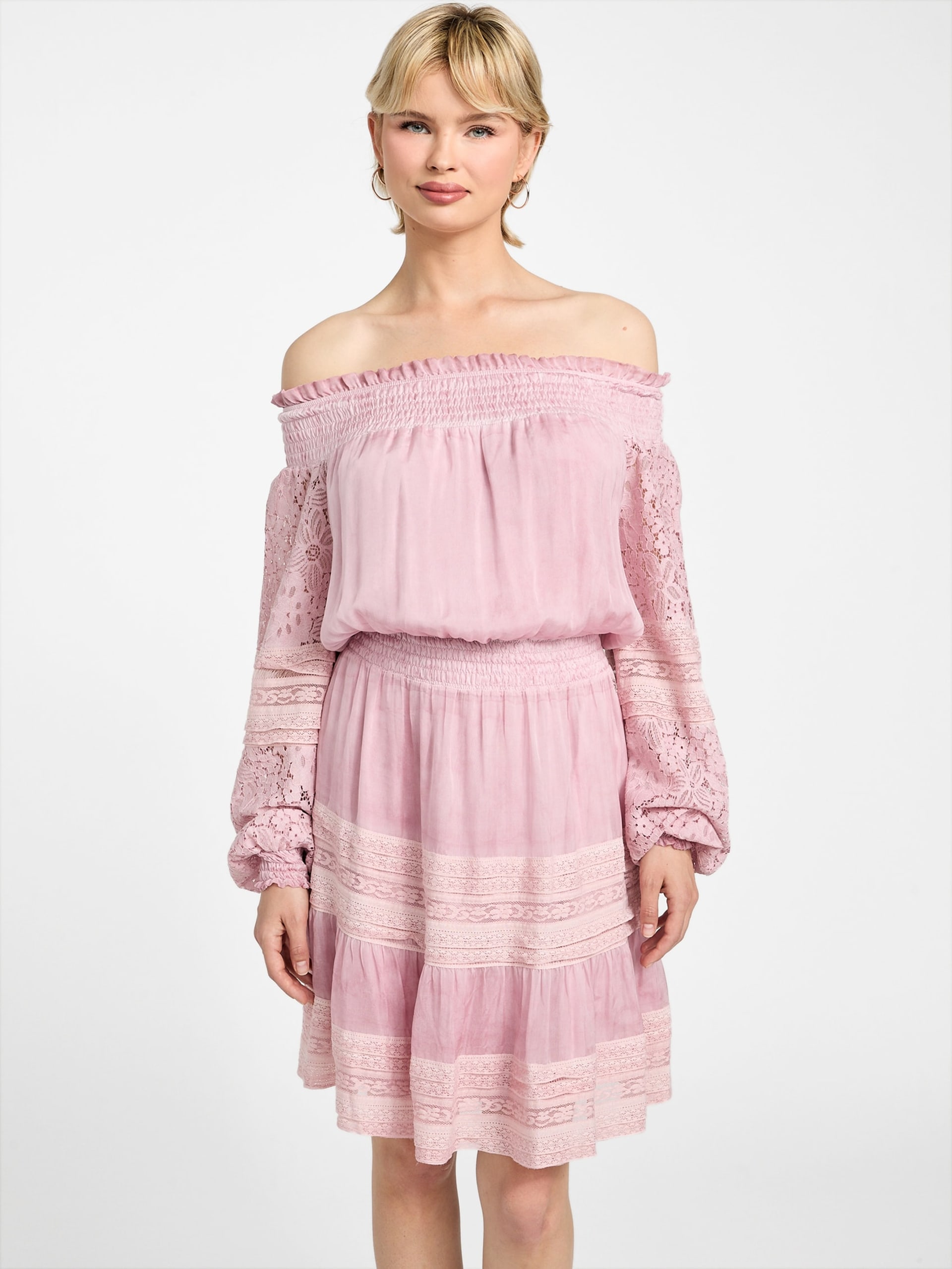 Vestido curto Audrey com ombros à mostra
