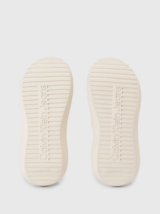 Chinelo com logotipo híbrido