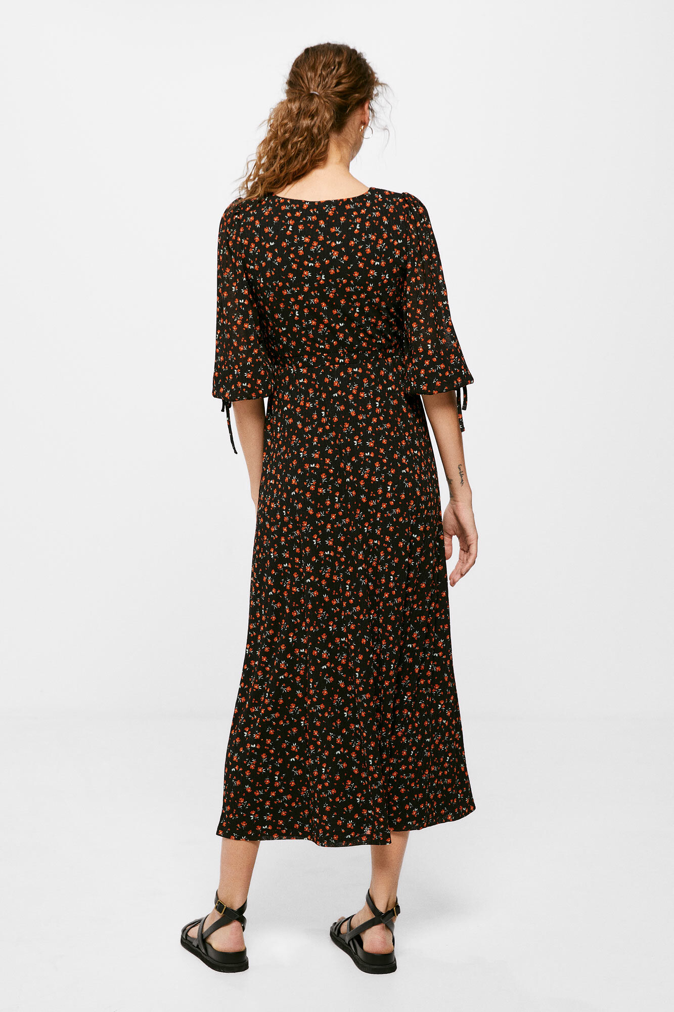 Vestido midi com estampa de renda