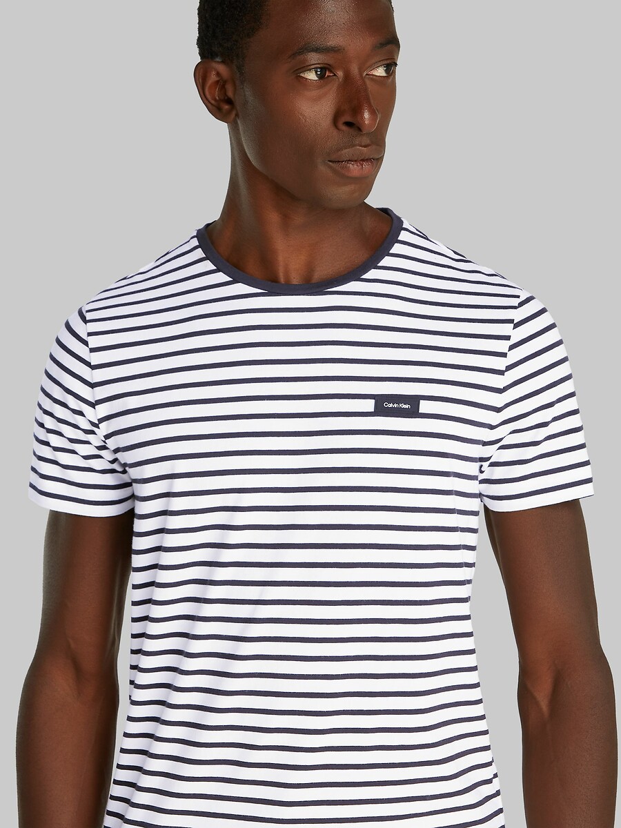 CALVIN KLEIN<br>Camiseta com gola redonda e mangas curtas