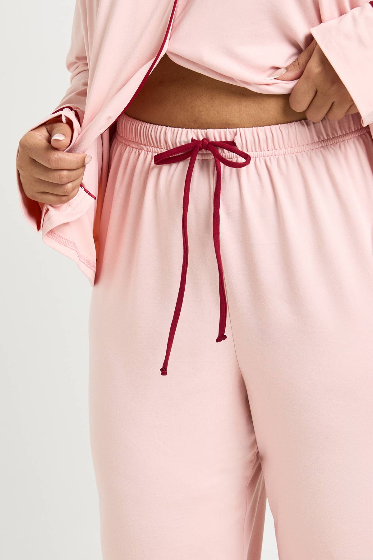 boohoo Ensemble De Pyjama Grande Taille En Jersey Avec Détails Passepoilés, Haut À Manches Longues Et Pantalon