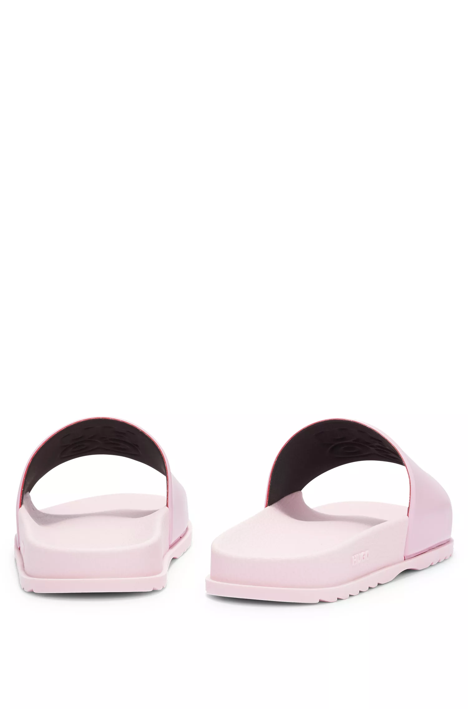 Chinelo HUGO vermelho, fabricado na Itália, com logotipo empilhado.