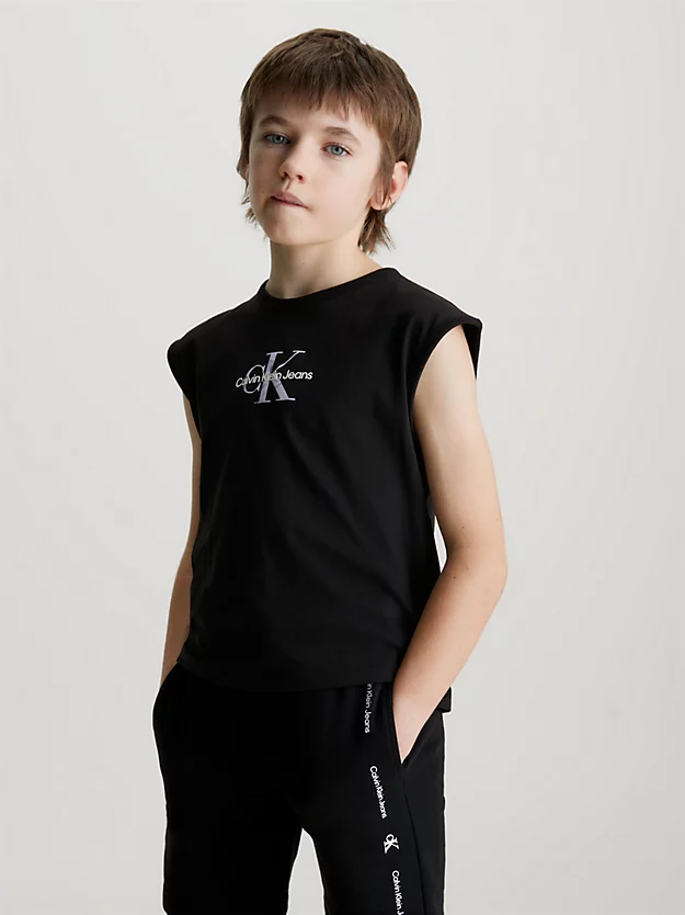 Camiseta regata infantil com logotipo metálico