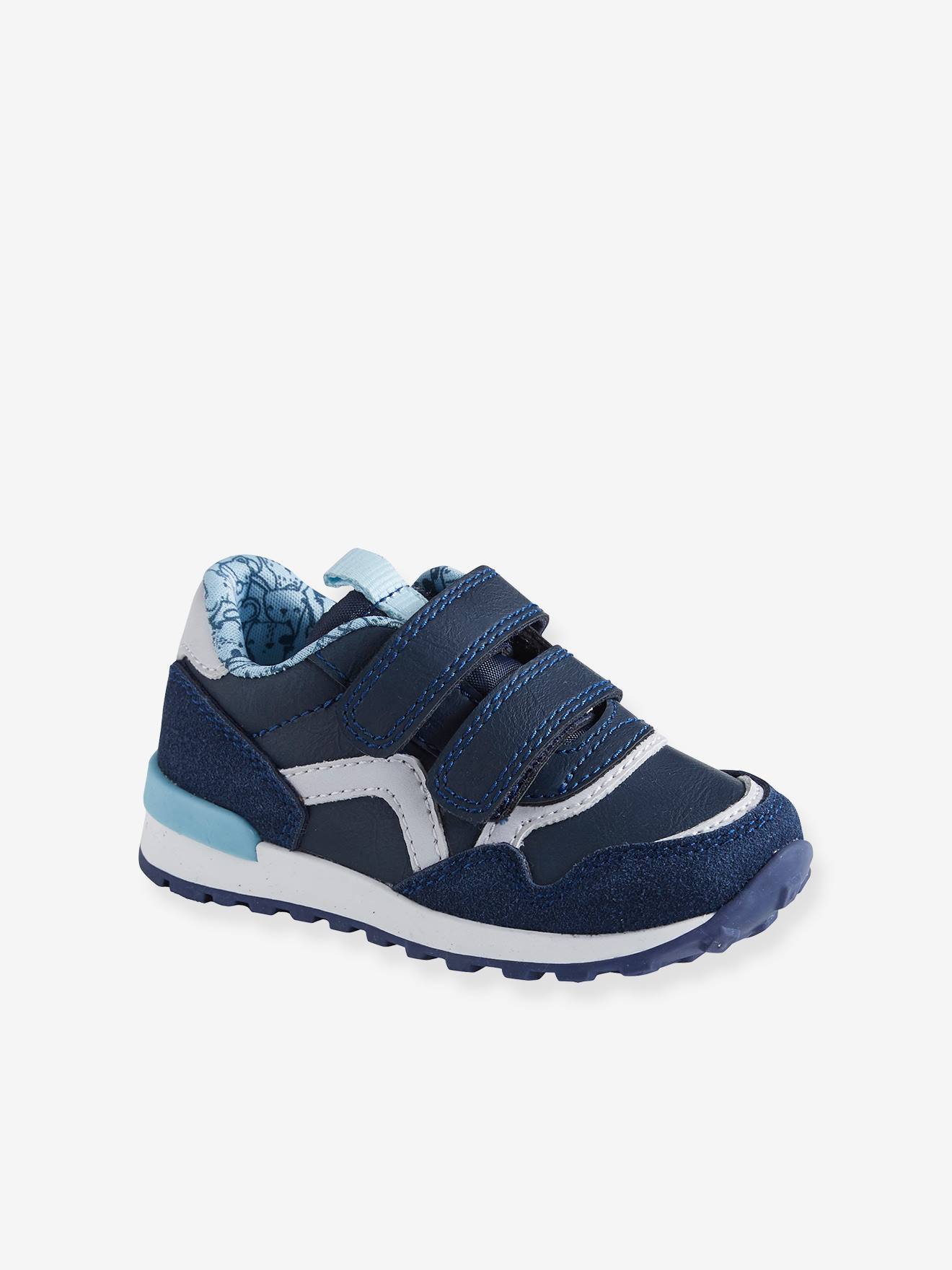 Tênis infantil estilo corrida com tiras autoadesivas, cinza médio, liso com detalhes.