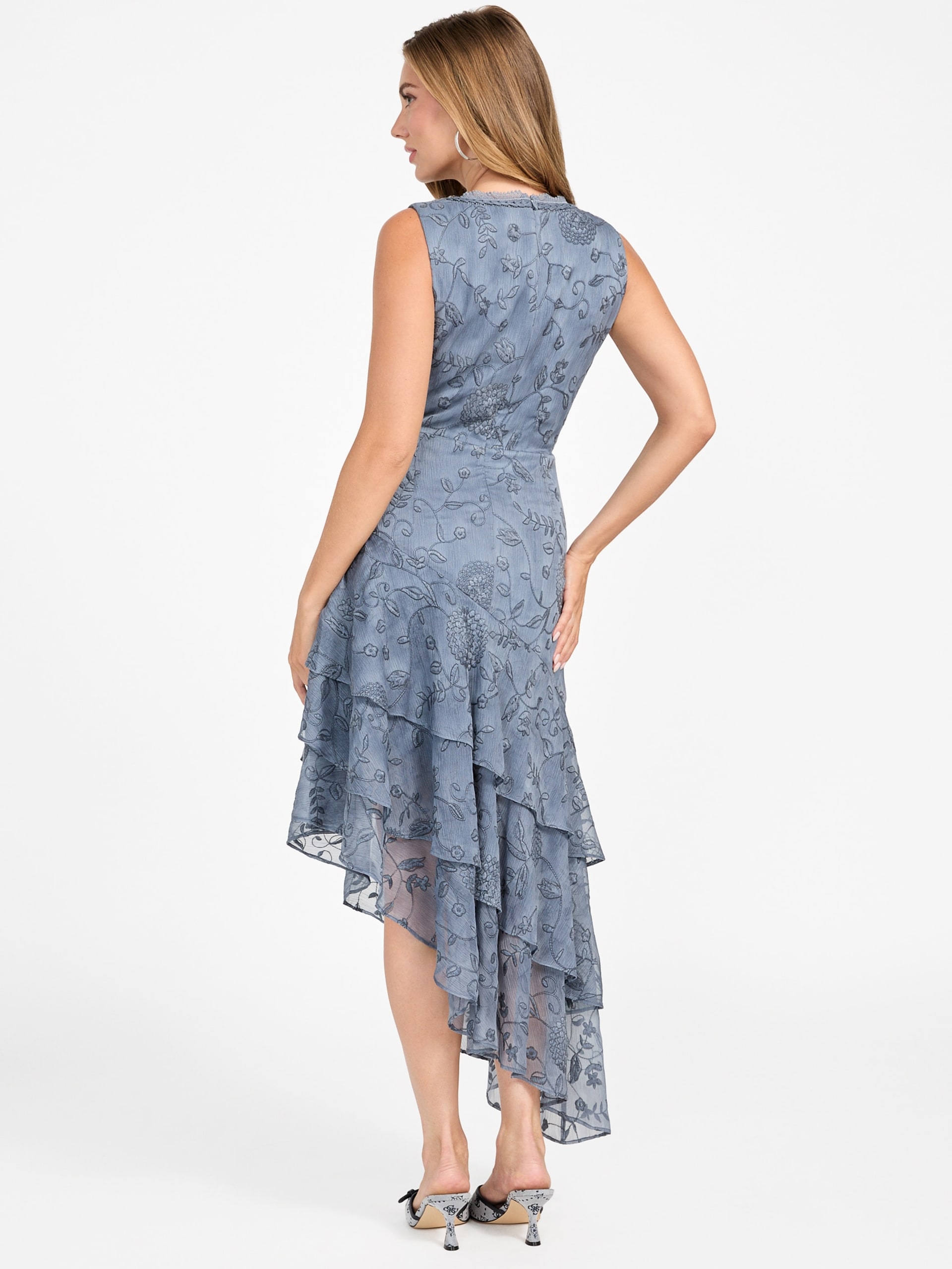 Vestido Loren com camadas e detalhes em relevo