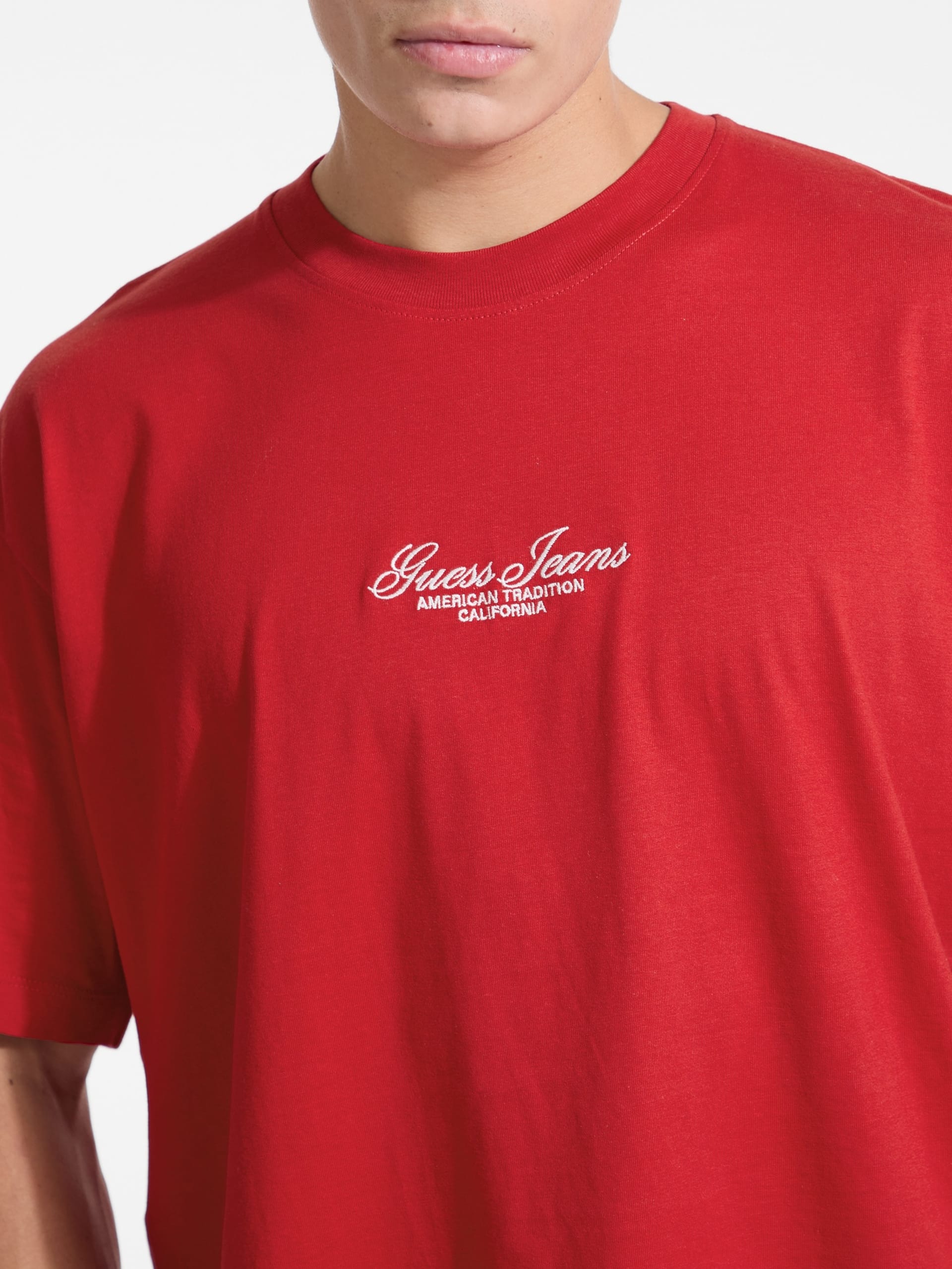 Camiseta oversized com logo bordado