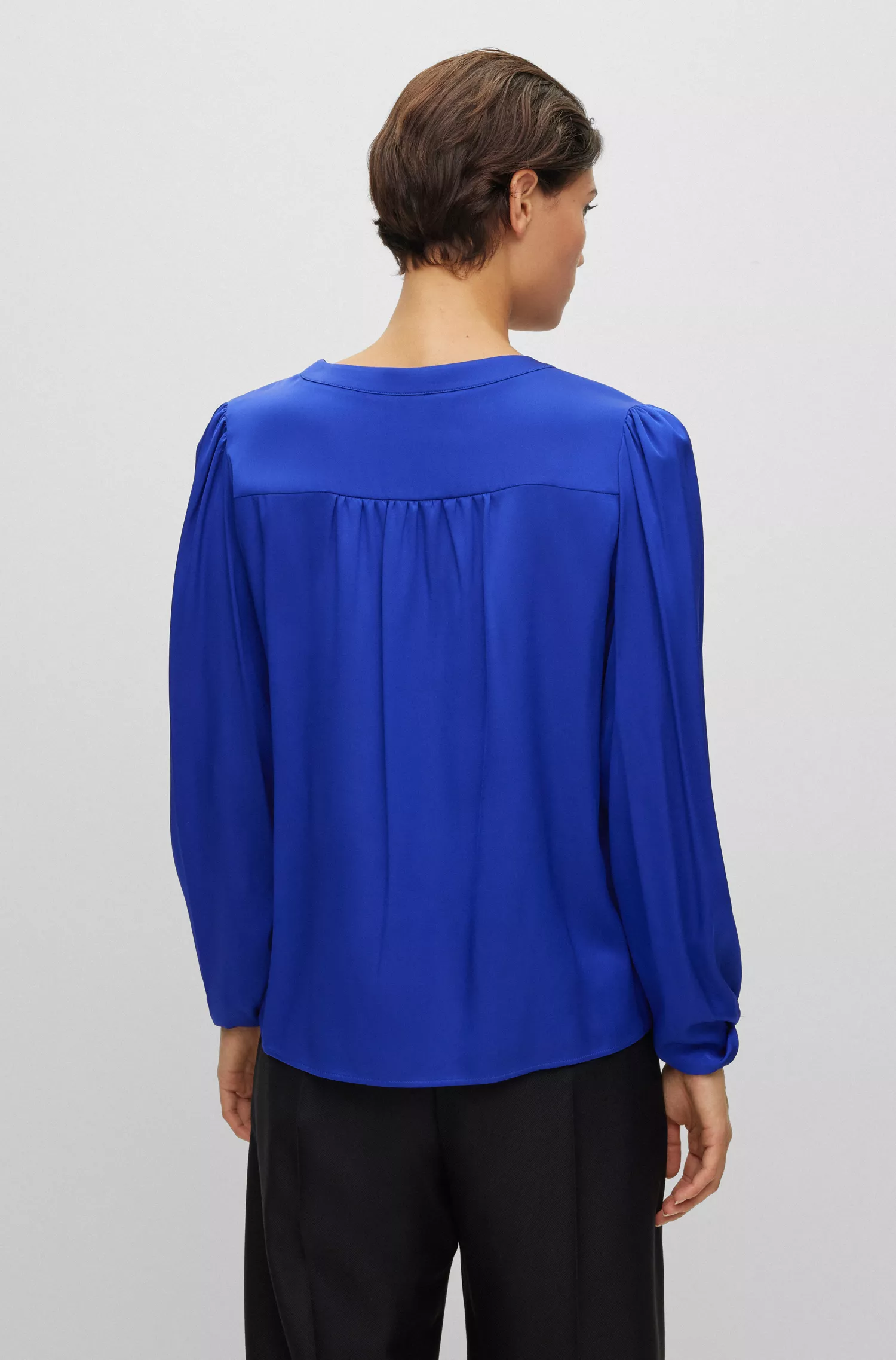 Blusa BOSS preta sem gola, modelagem solta, em seda elástica.