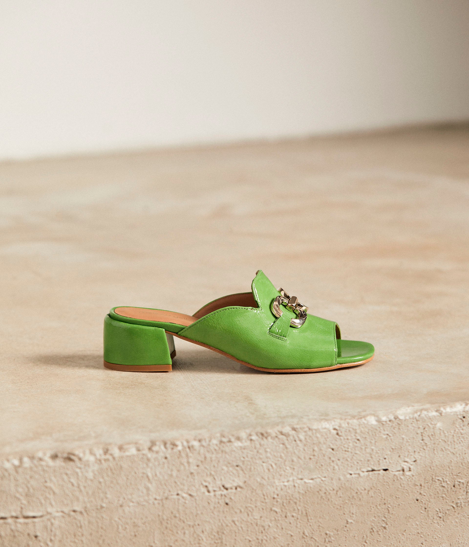 Mules cuir vert bijoux Gisèle