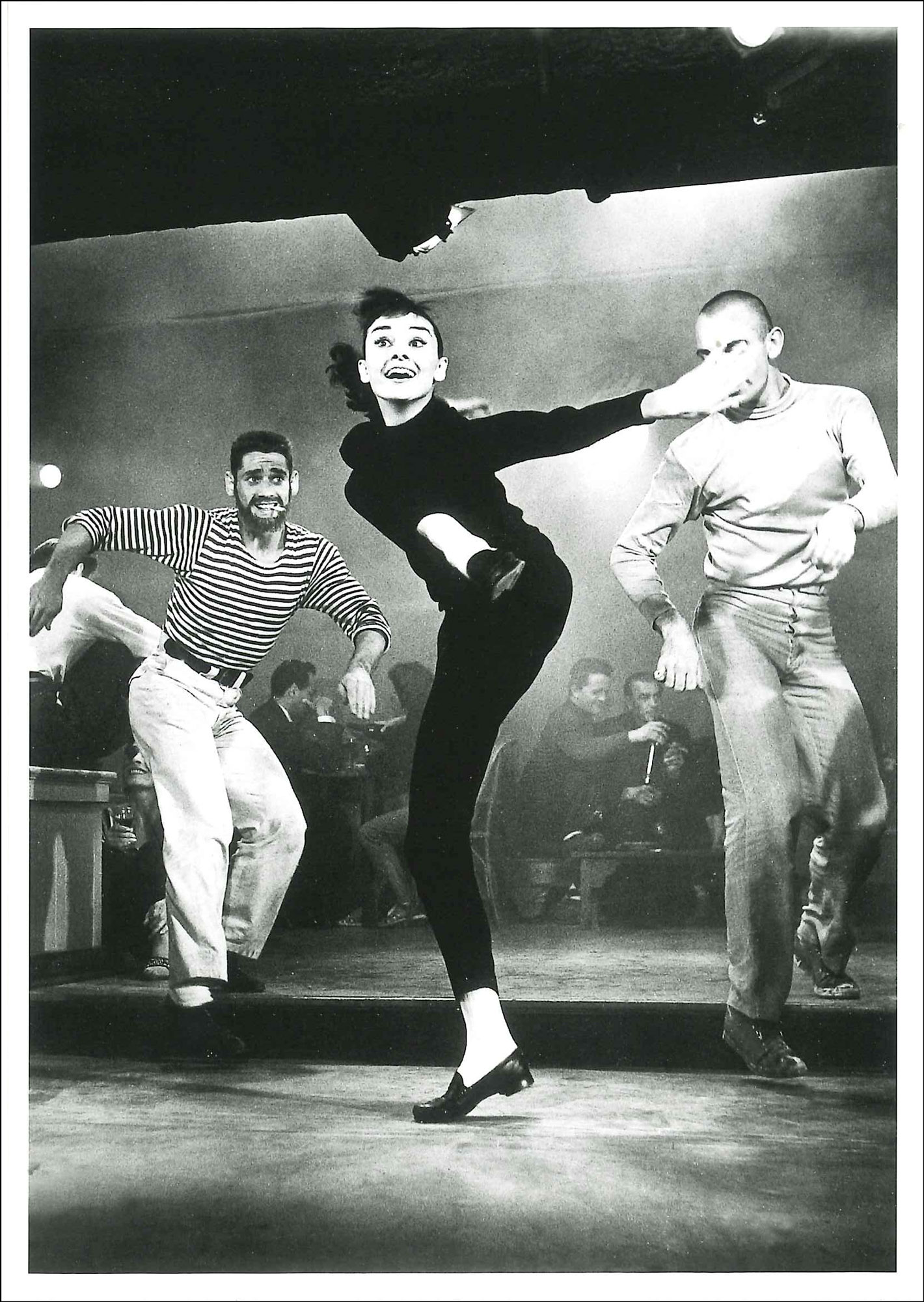 Postkarte 'Audrey Hepburn dancing' günstig bestellen
