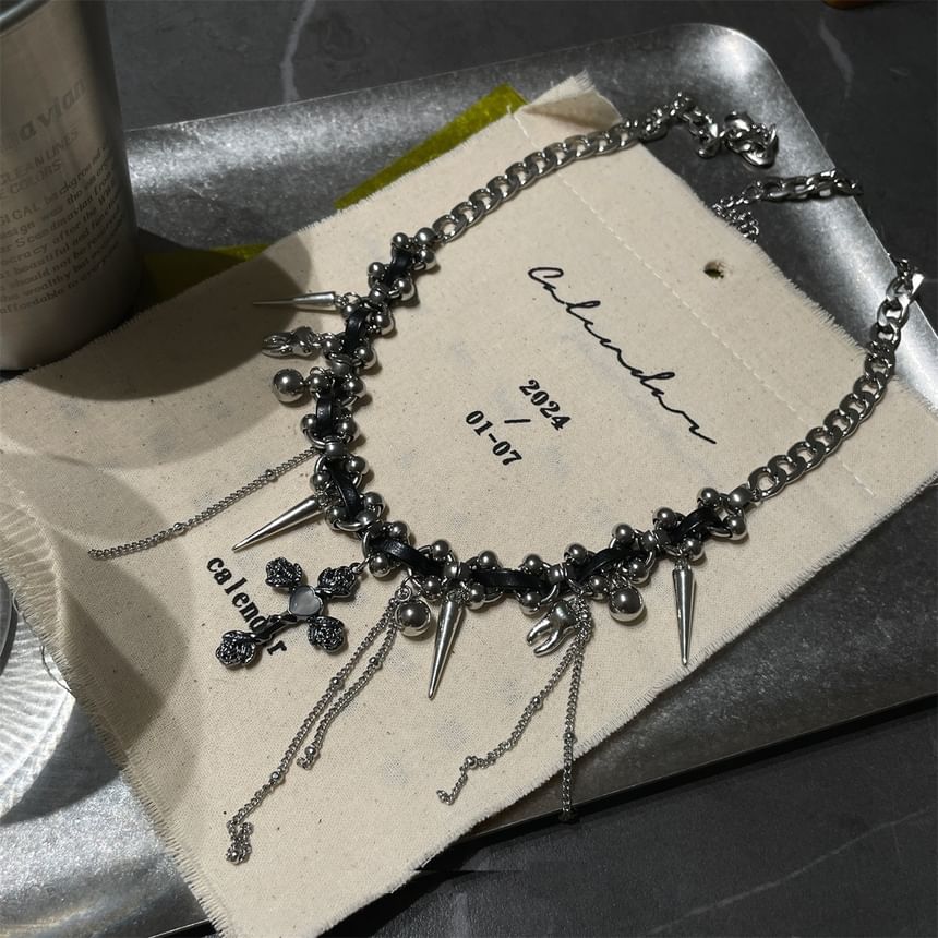 Lilafey - Choker van imitatieleer met kruisstuds en franjes