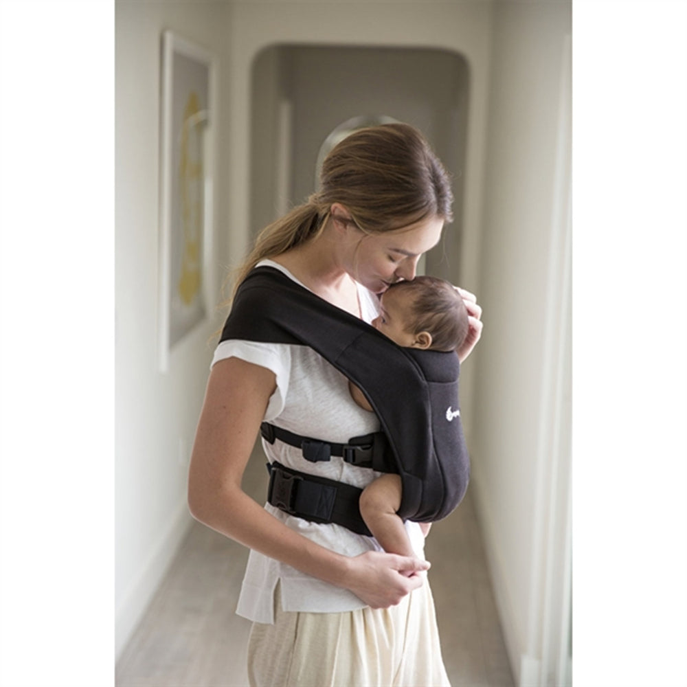 Embrace Pure black - Ergobaby → Luksusbaby.dk