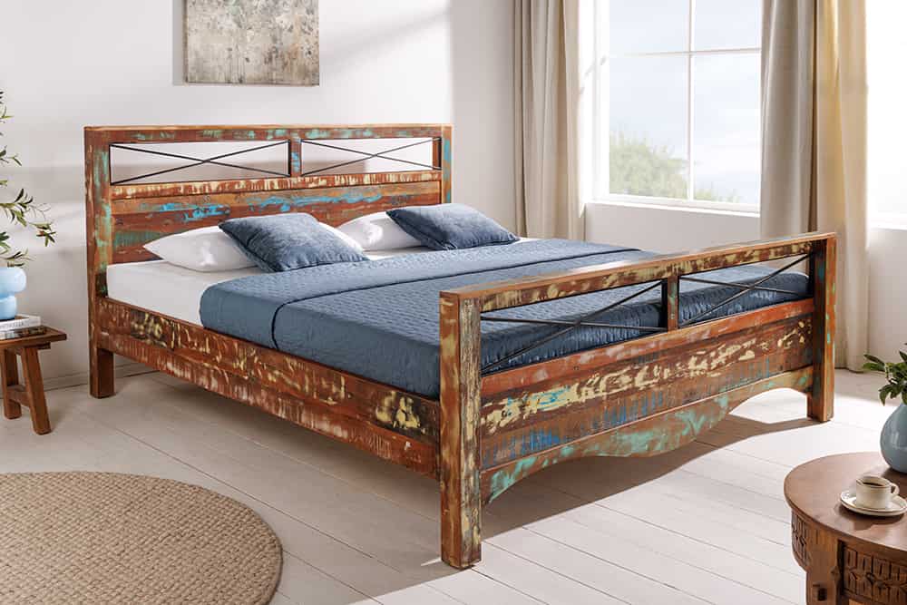 Einzigartiges Bett JAKARTA 185cm braun bunt aus recycelten Fischerbooten Massivholz
