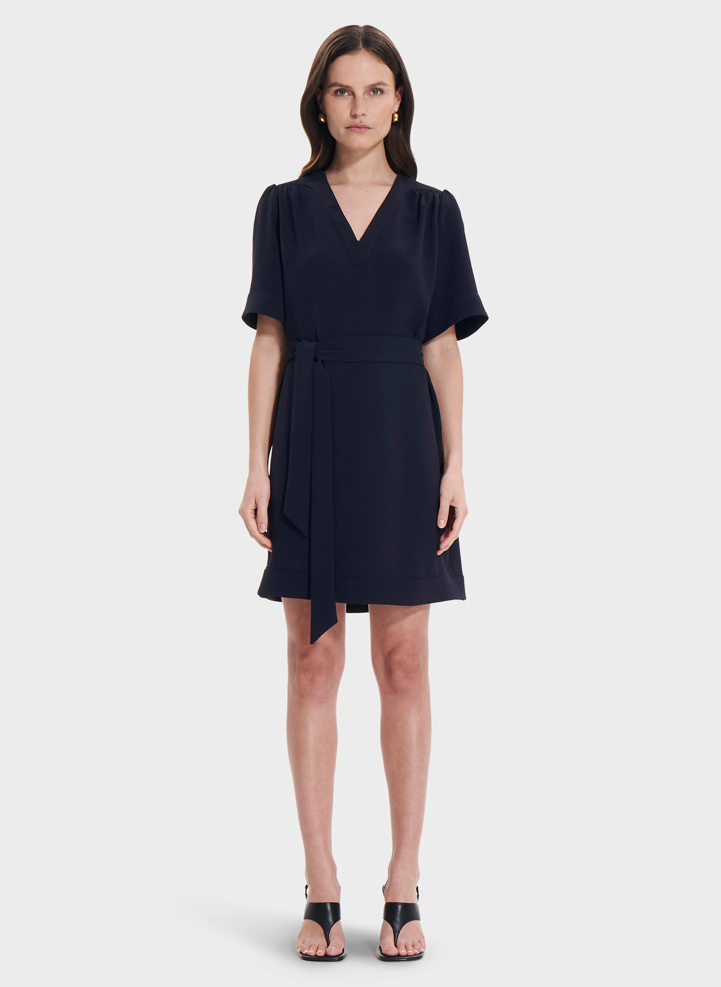 RETIE - Robe courte cintrée manches courtes | Bleu