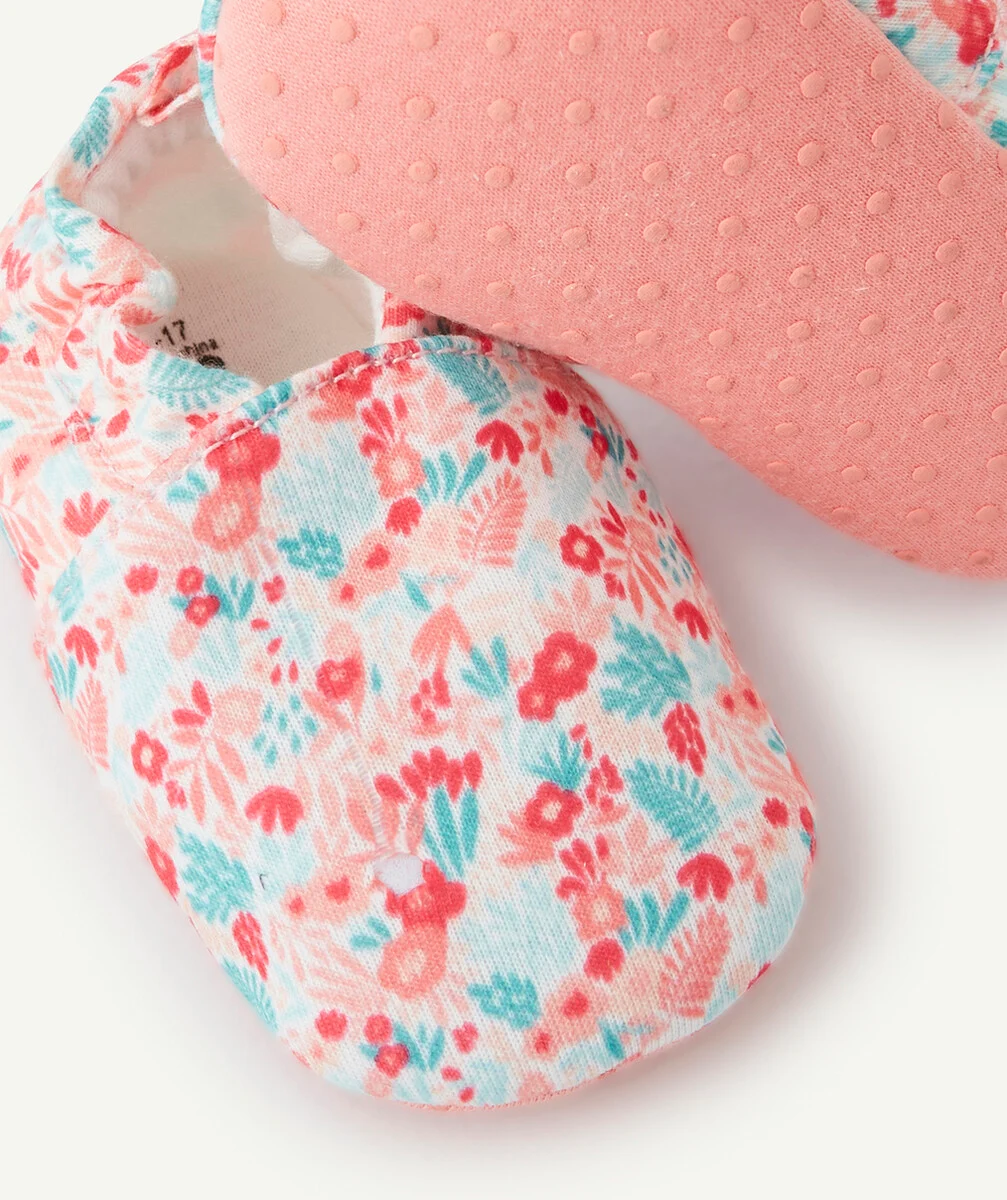 LES CHAUSSONS ROSES FLEURIES