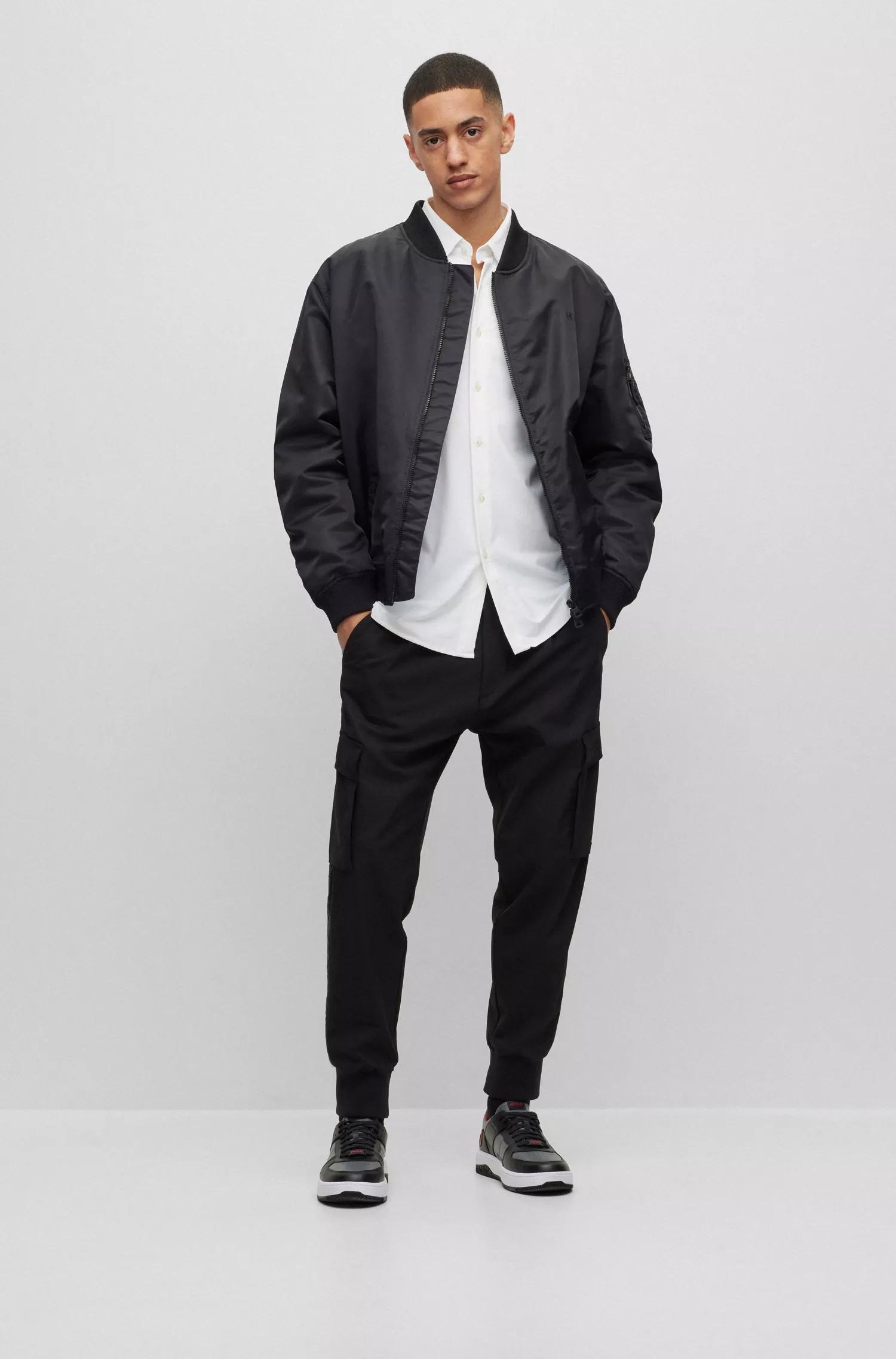 Camisa HUGO vermelha, corte extra slim, em jérsei elástico de alta performance.