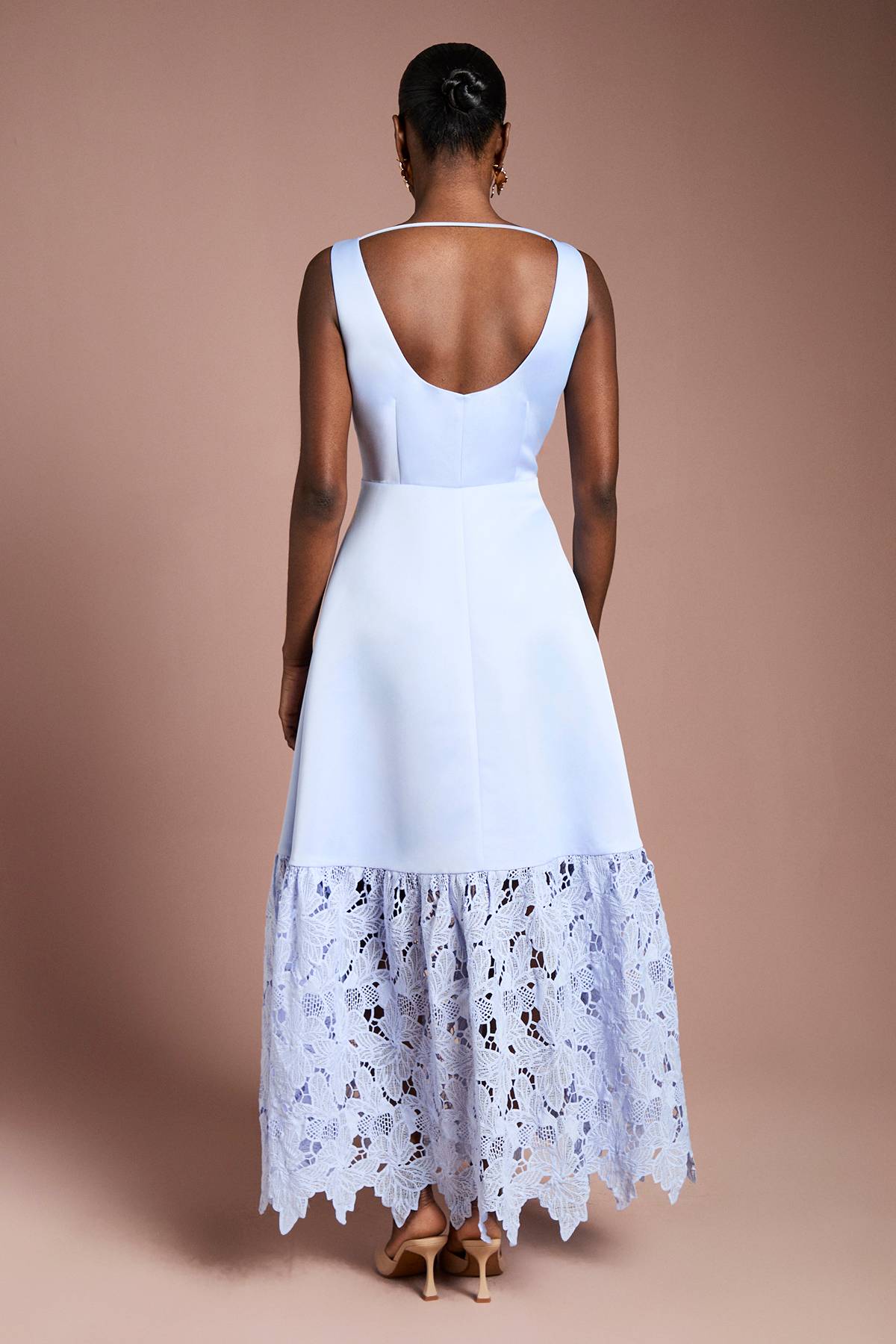 Coast Robe Longue en Satin Structurée avec Ourlet en Dentelle
