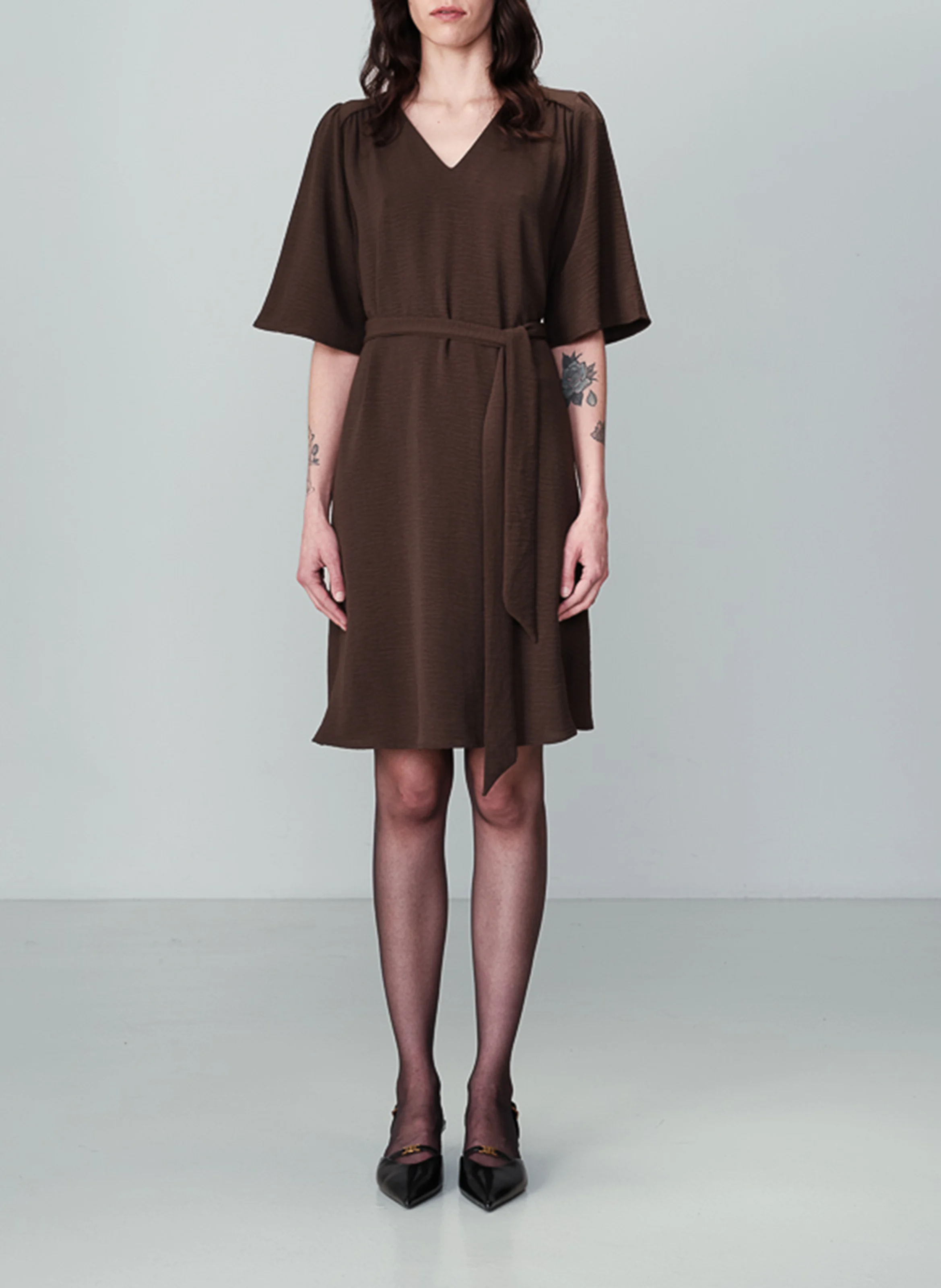 NIA - Robe courte ceinturée à fronces | Gris
