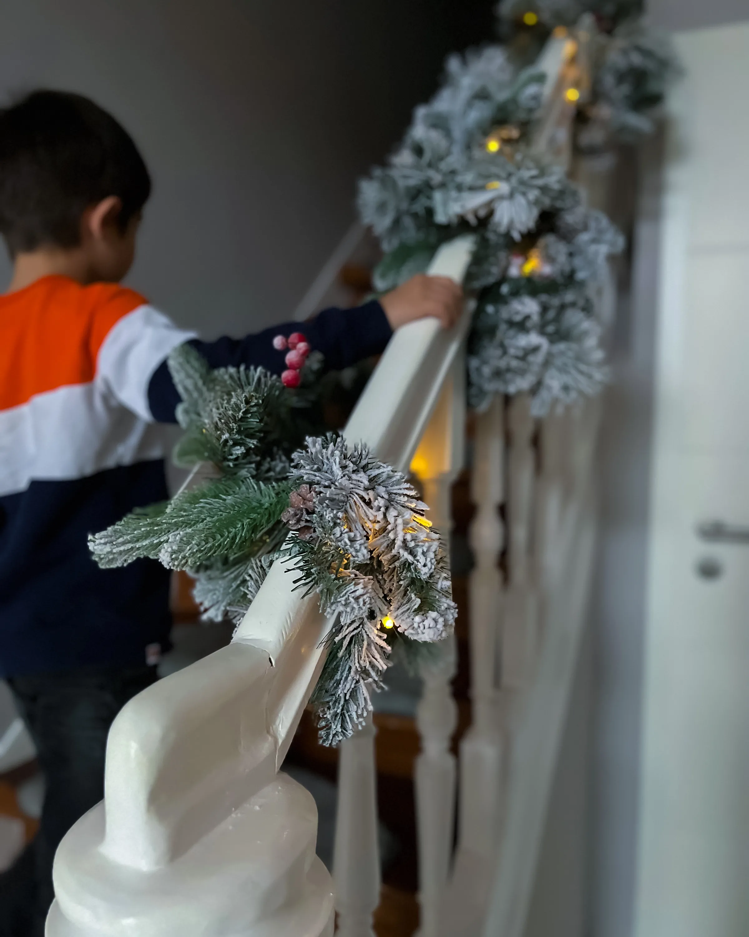 Besneeuwde kerstguirlande LED WHITEHORN 270 cm Wit