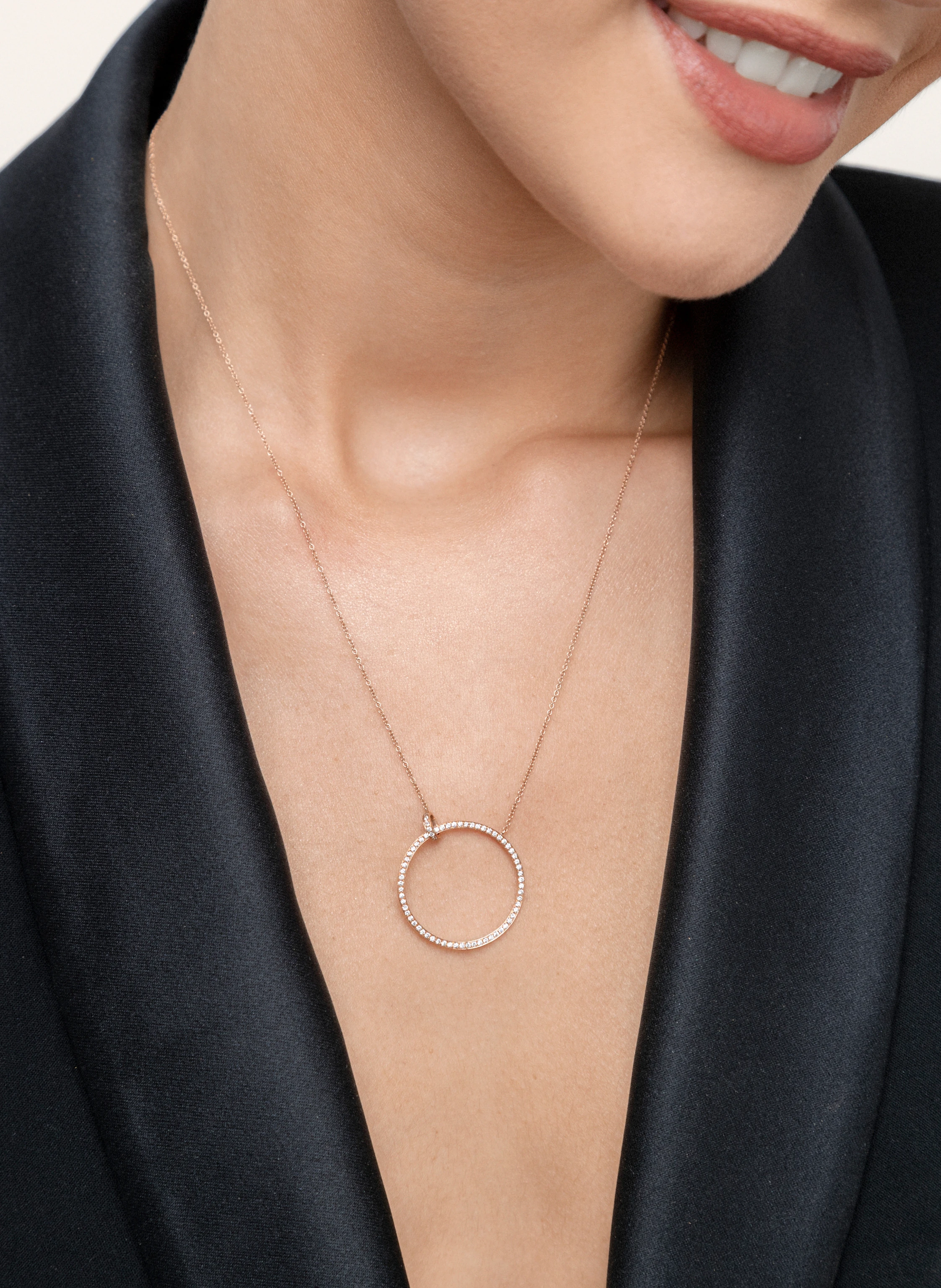 Leaf Halskette CIRCLE aus 18 Karat Roségold mit Diamanten