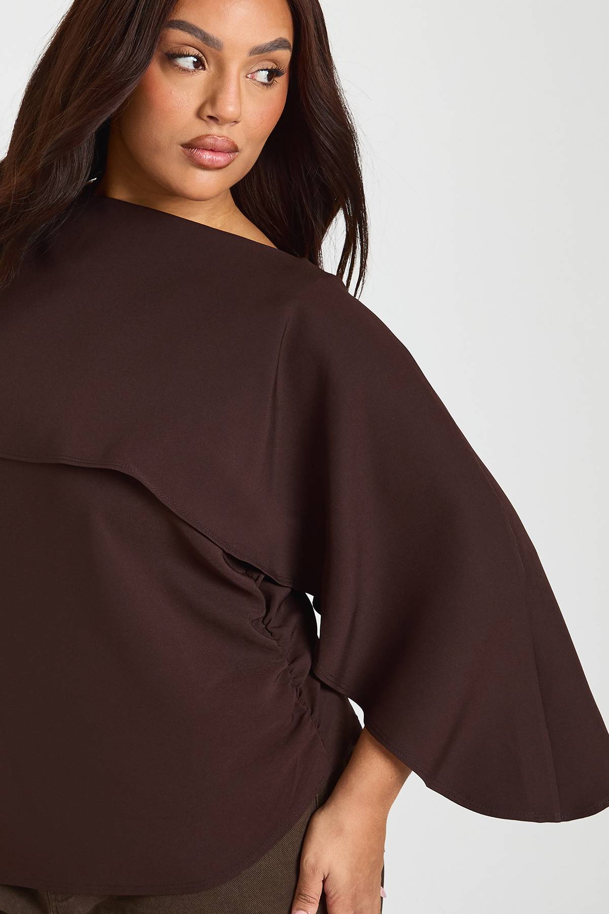 boohoo Haut Grande Taille Avec Superposition Cape