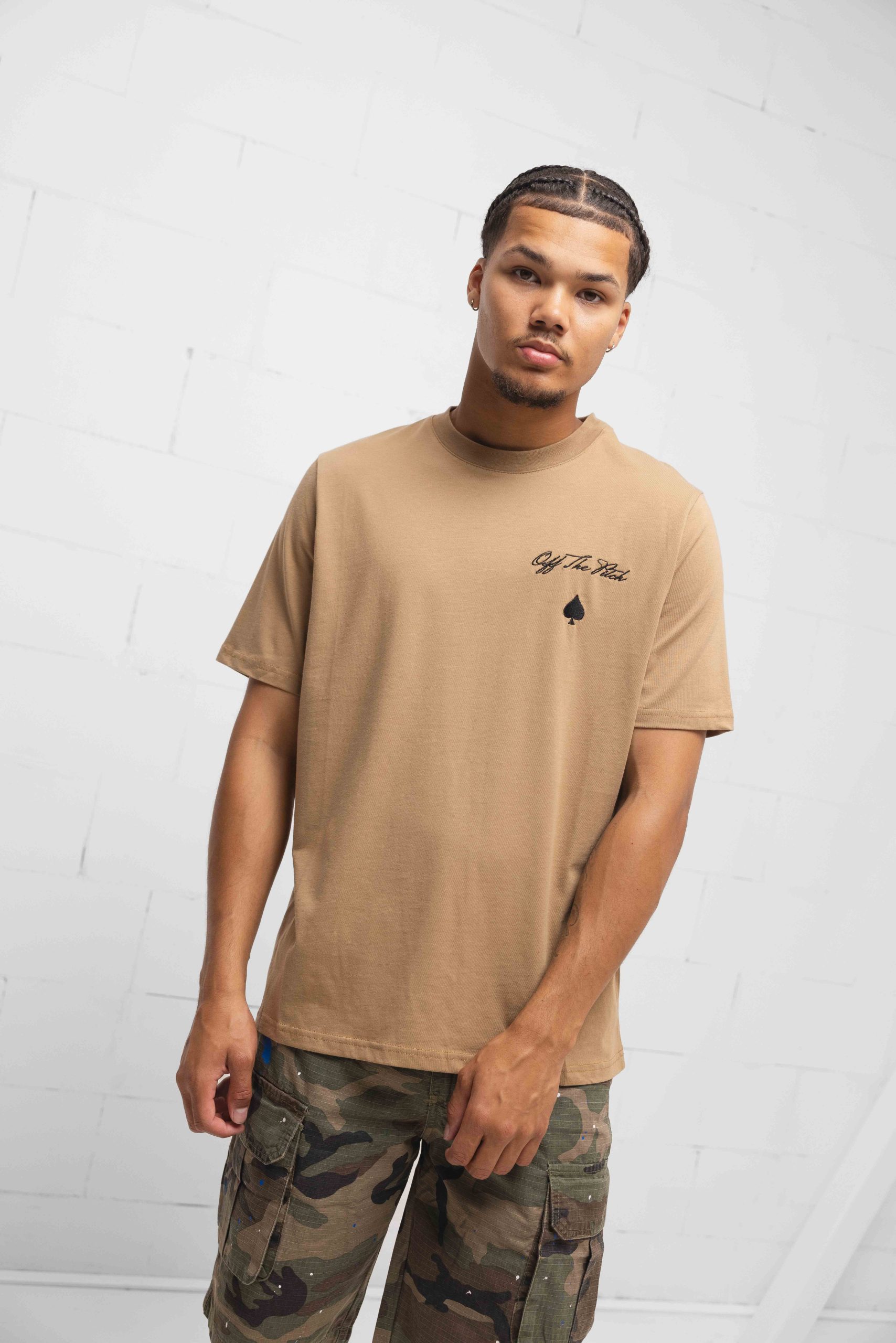 Off The Pitch Script Ace T-Shirt Heren Bruin