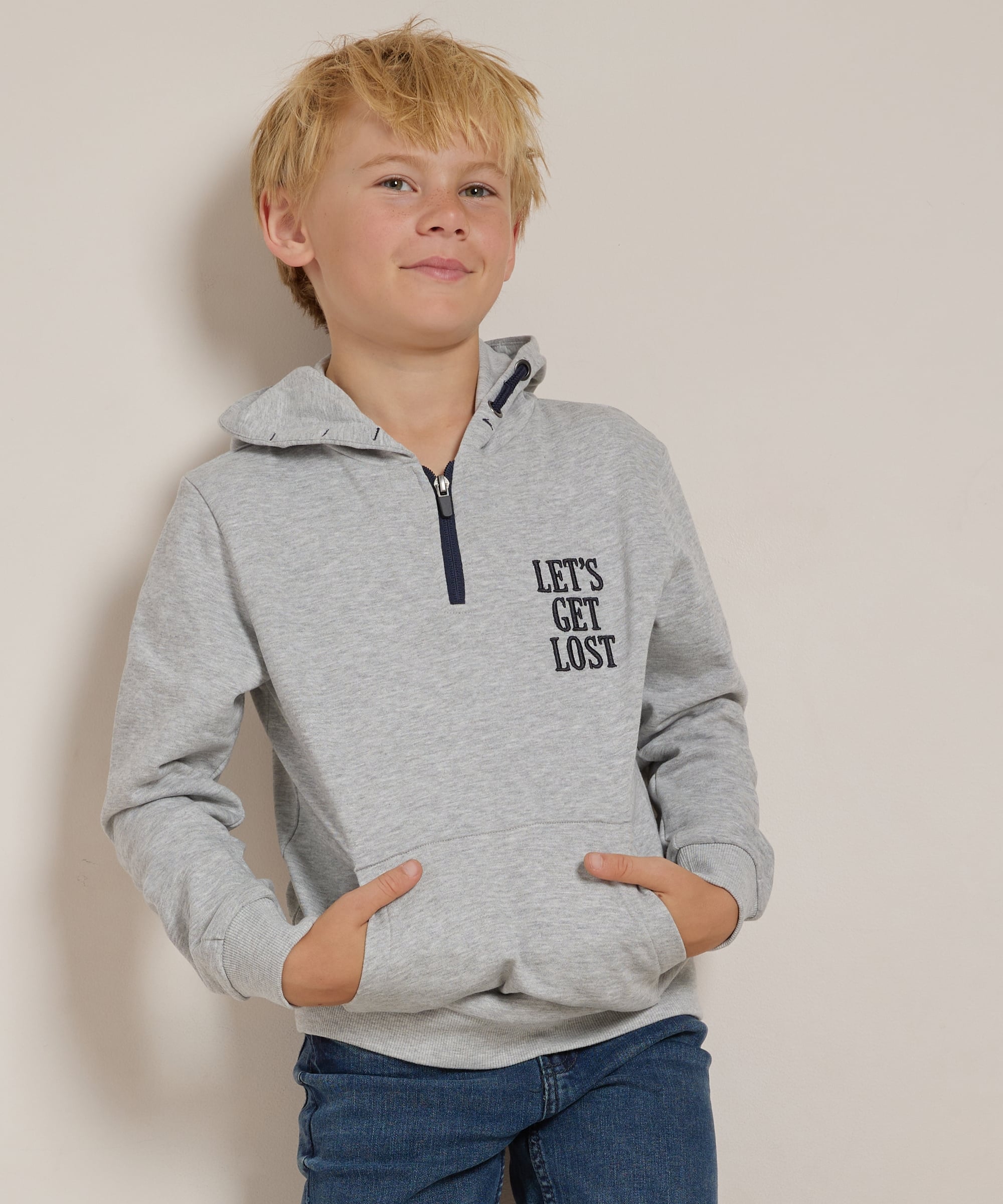 grijze trui met capuchon