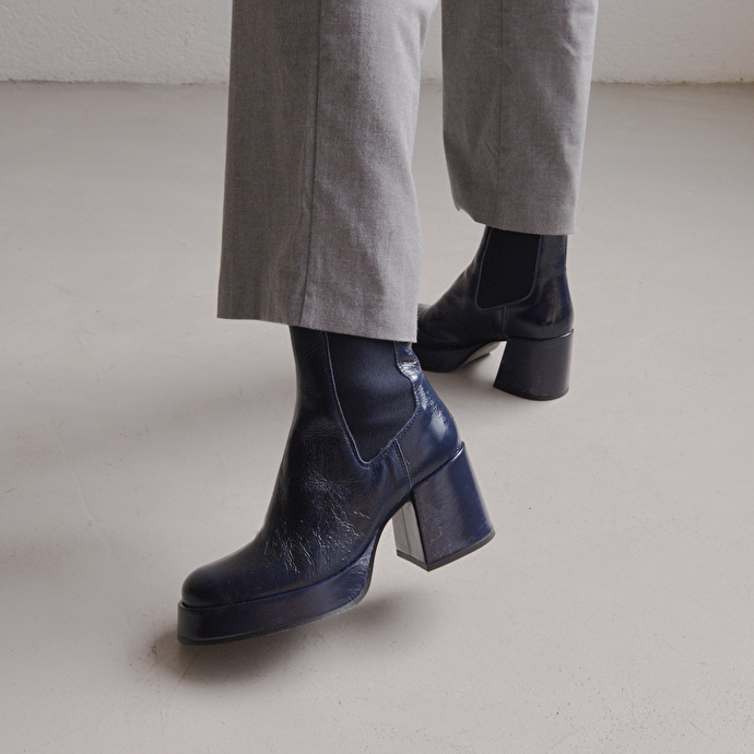 Bottines à plateformes et bouts carrés  en cuir vielli bleu